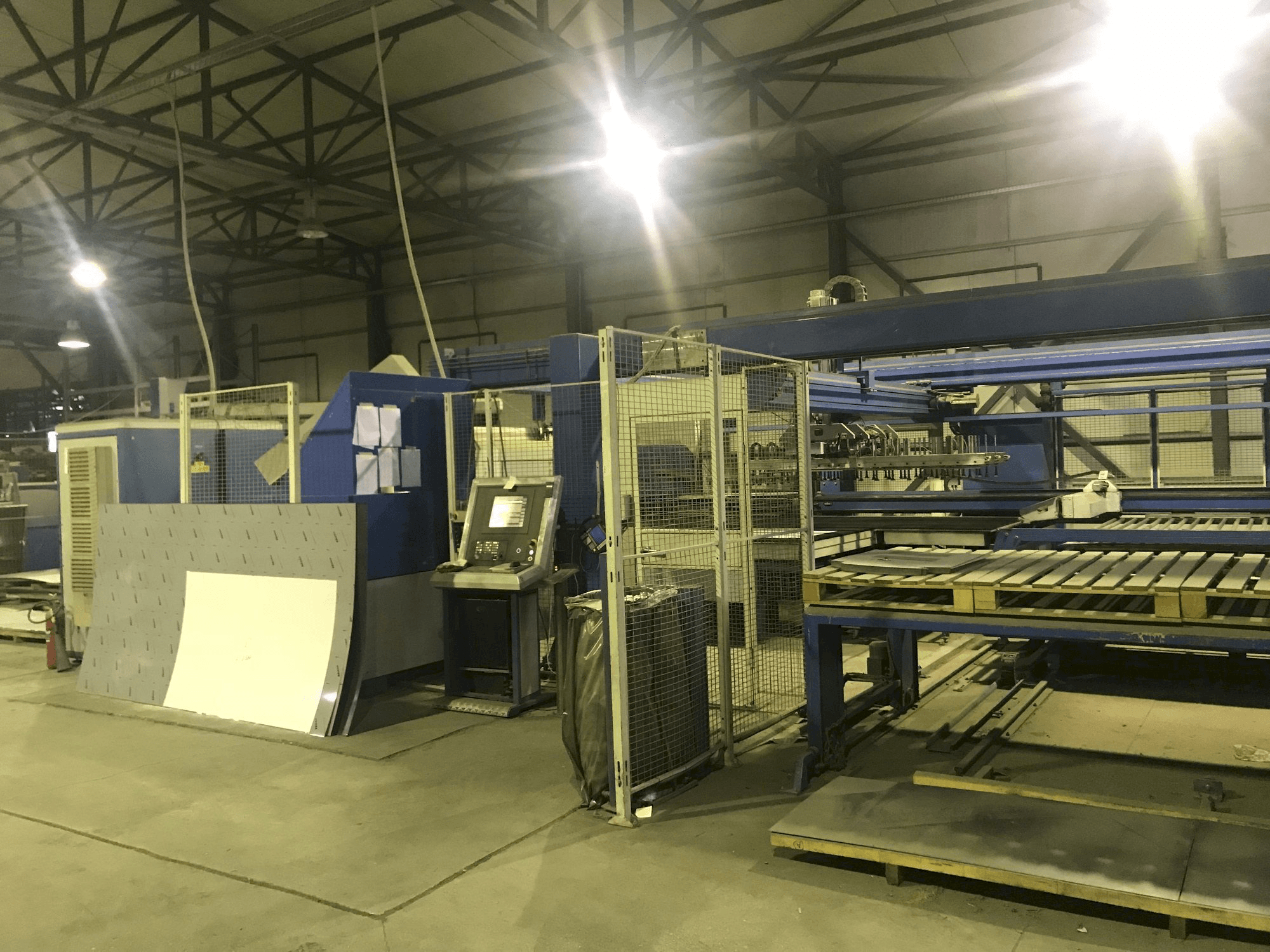 Vista frontale della macchina Finn-Power LP6