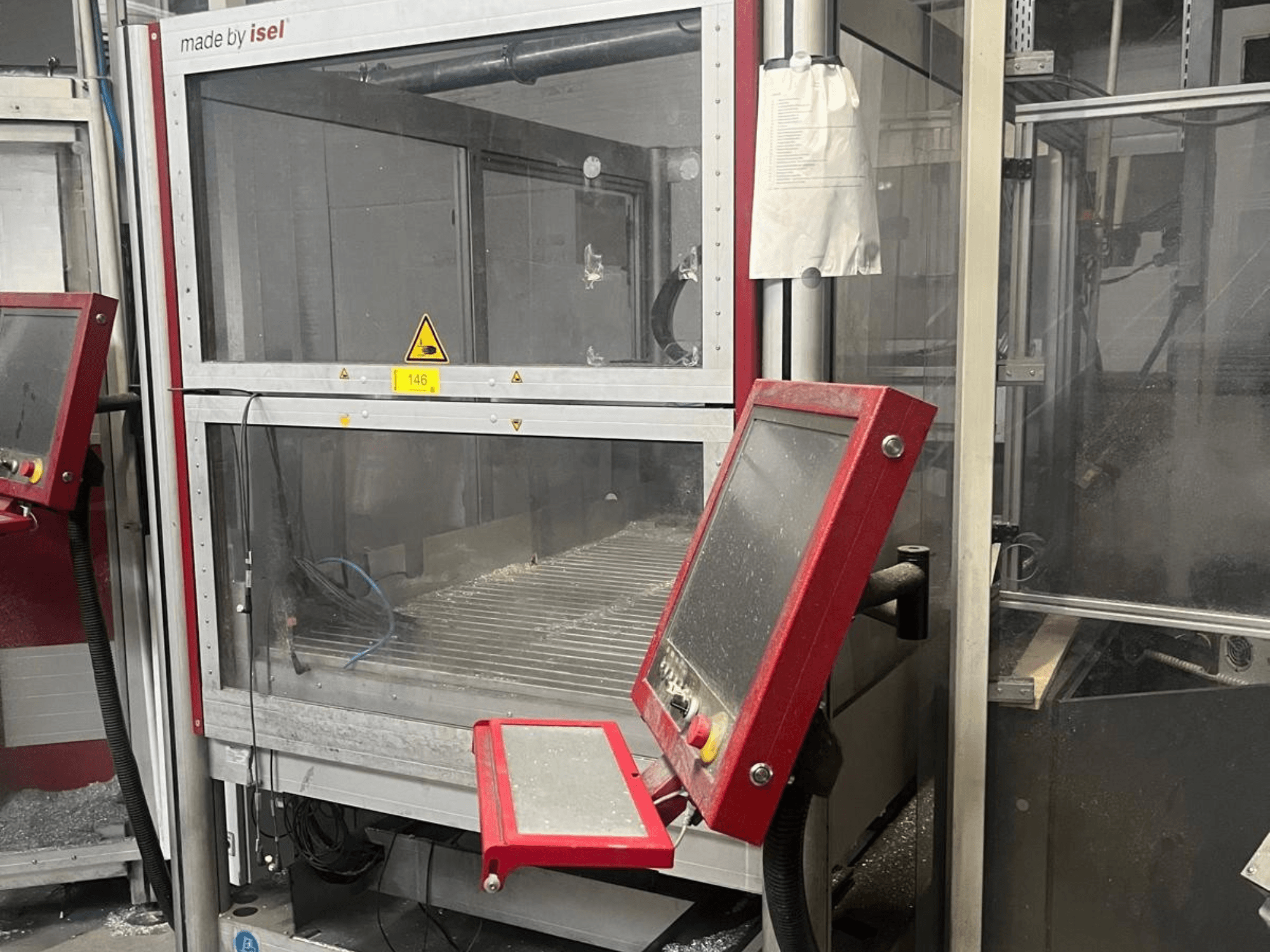 Centro di lavorazione verticale ISEL FLATCOM M 30, vista frontale che mostra il pannello di controllo, l'area di lavoro e i dispositivi di sicurezza.