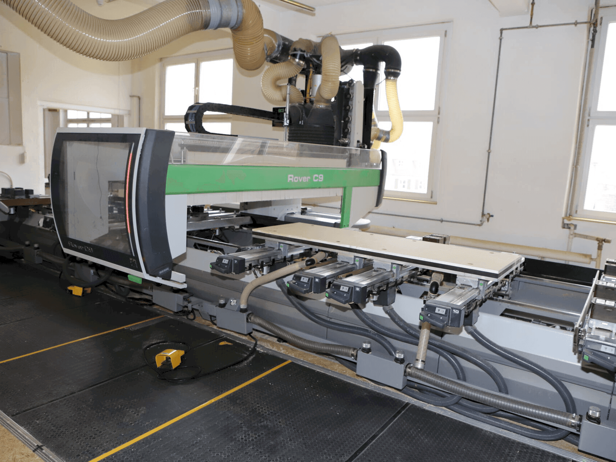 Vista frontale della macchina BIESSE ROVER C 9.65