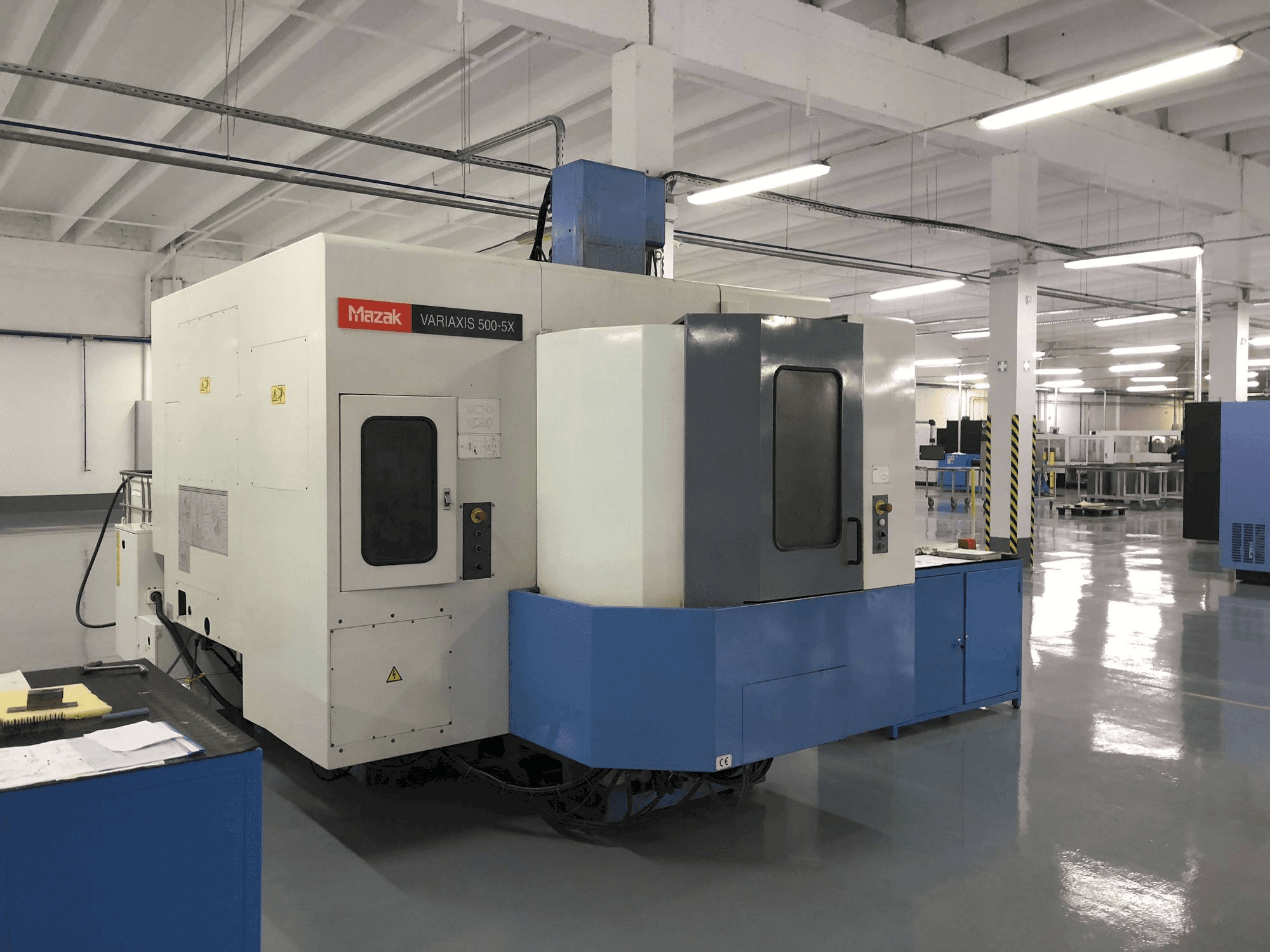 Vista frontale della macchina Mazak VARIAXIS 500-5X