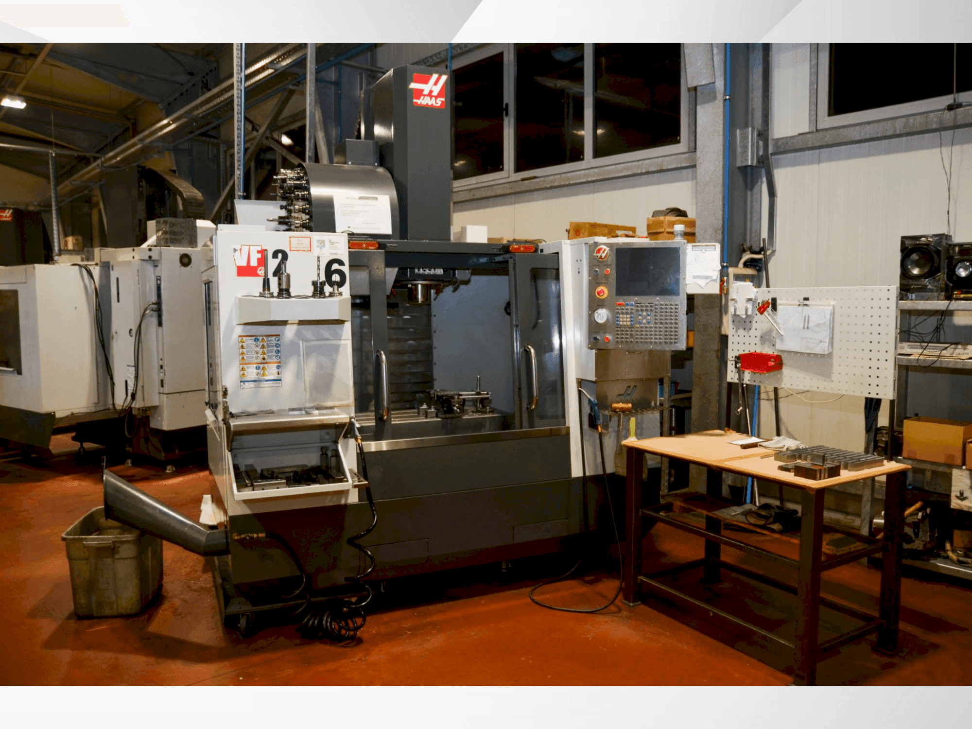 Vista frontale della macchina HAAS VF 2