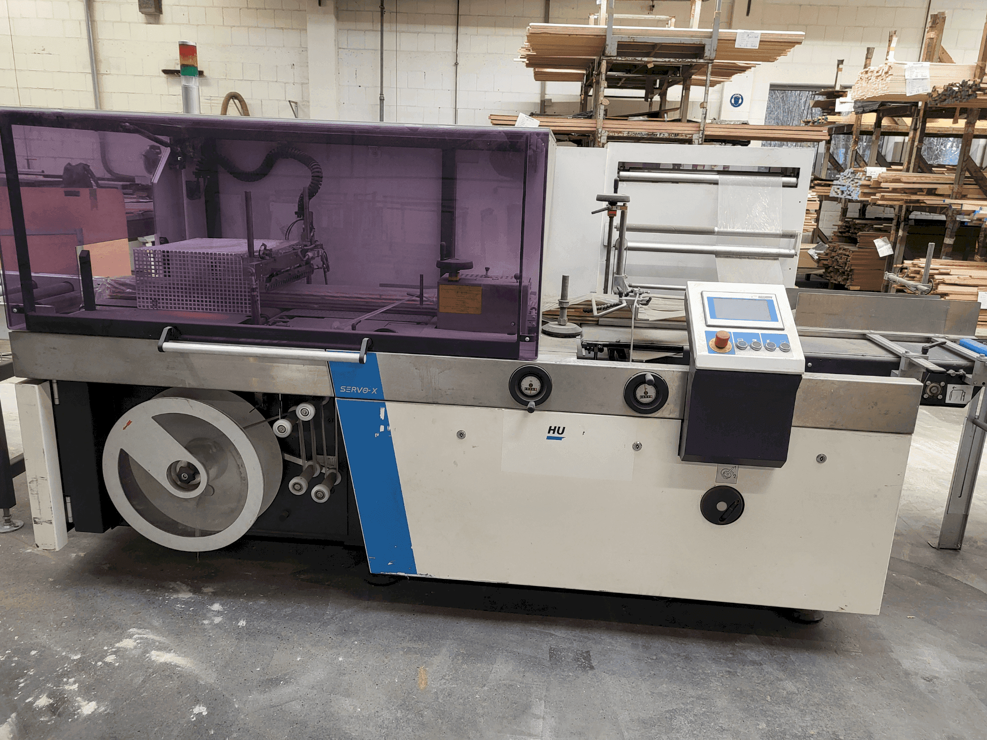 Vista frontale della macchina HUGO BECK servo X