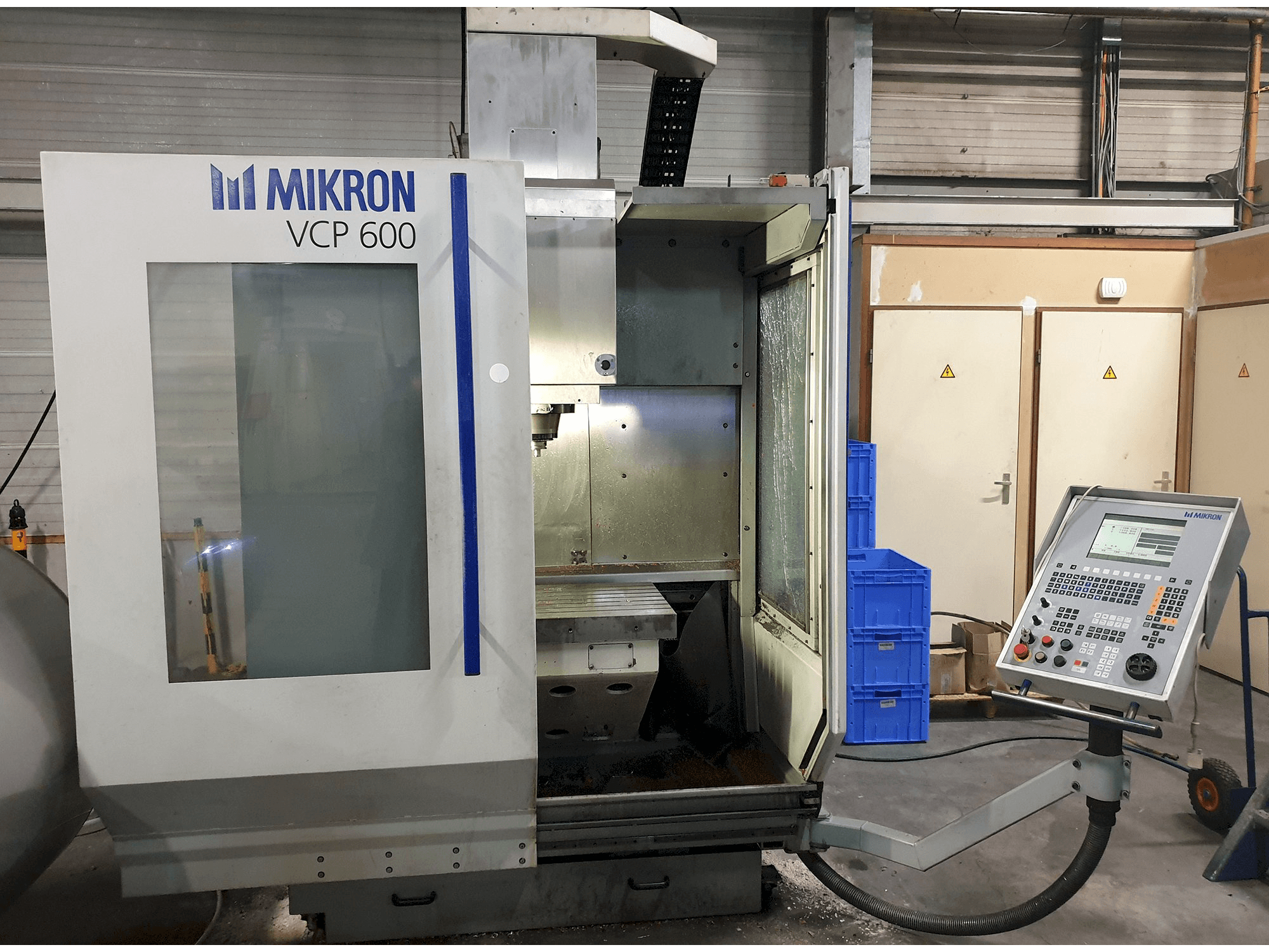 Vista frontale della macchina MIKRON VCP 600