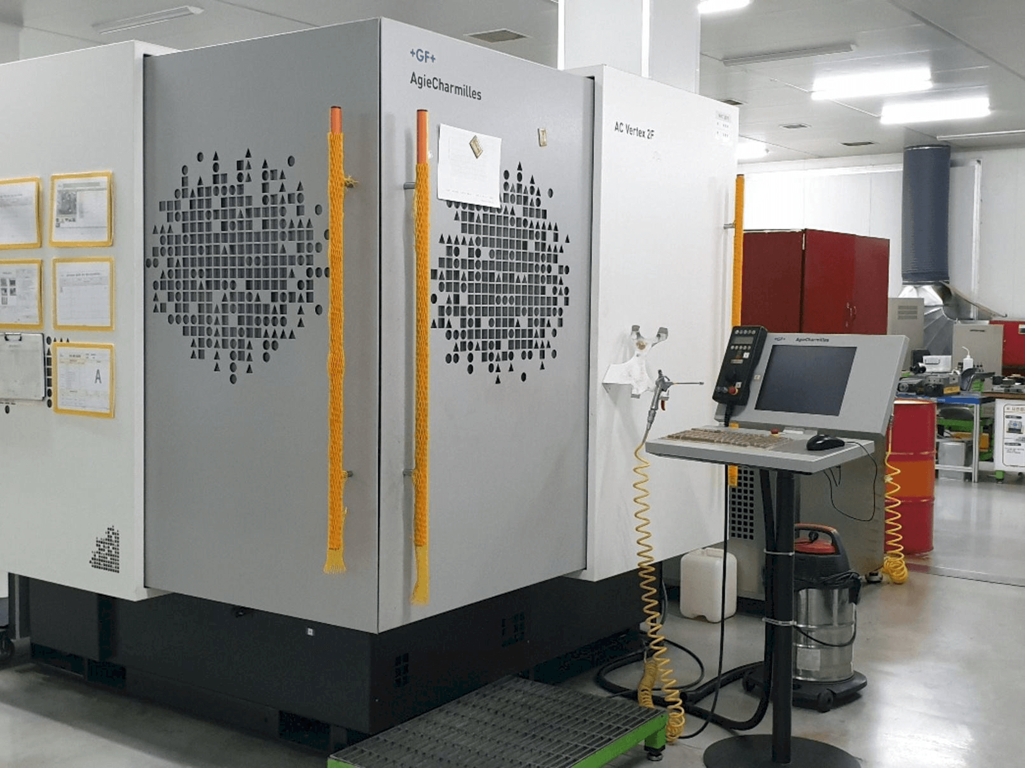 Vista frontale della macchina AgieCharmilles AC VERTEX 2F