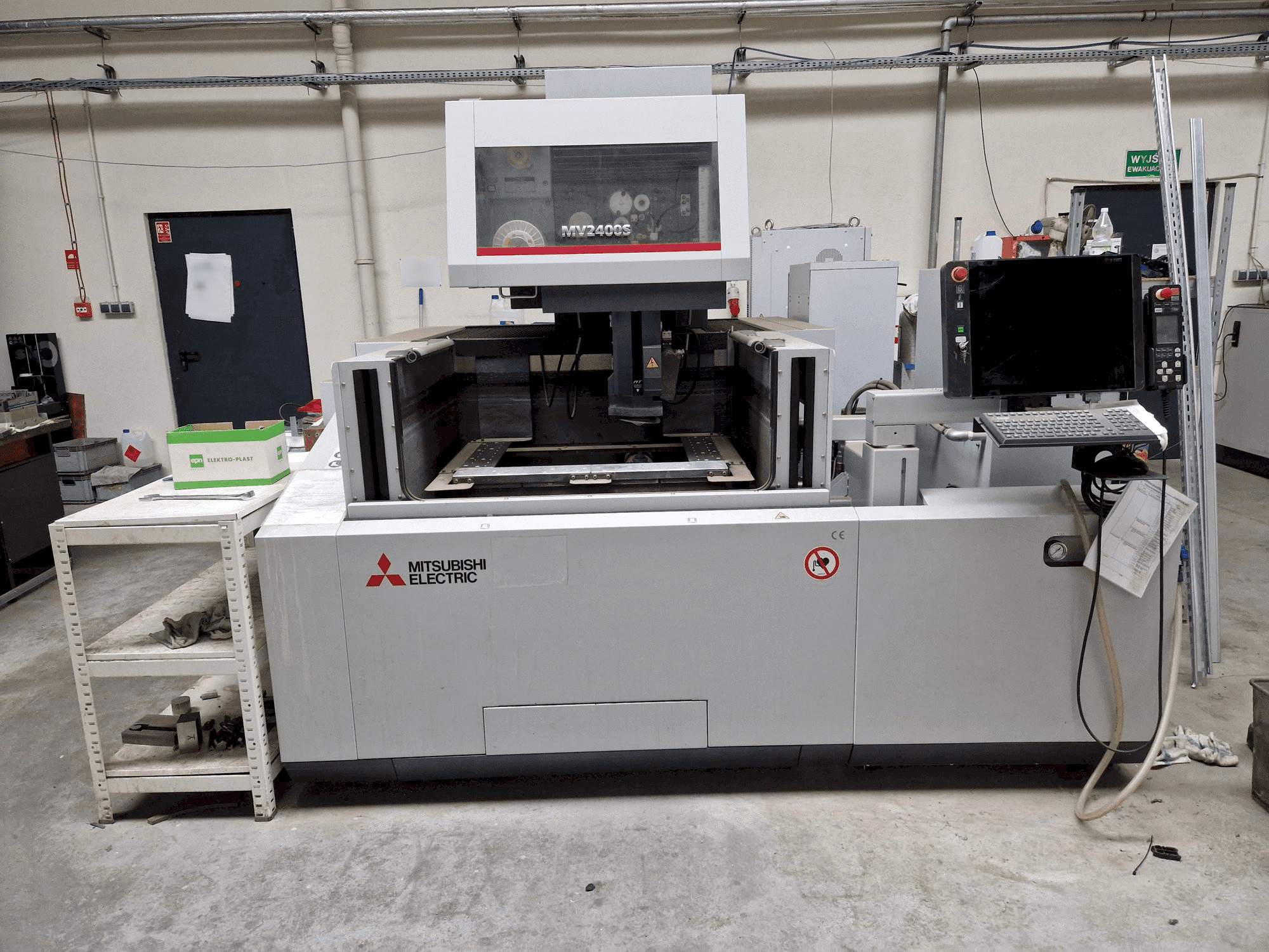 Vista frontale della macchina Mitsubishi MV2400S NEWGEN