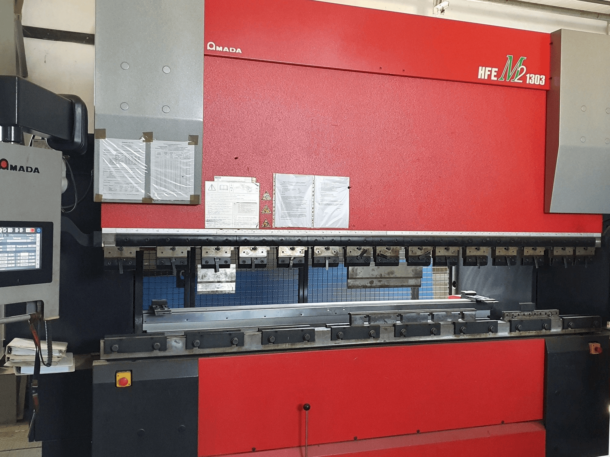 Vista frontale della macchina AMADA HFE-1303M2 8 Axes
