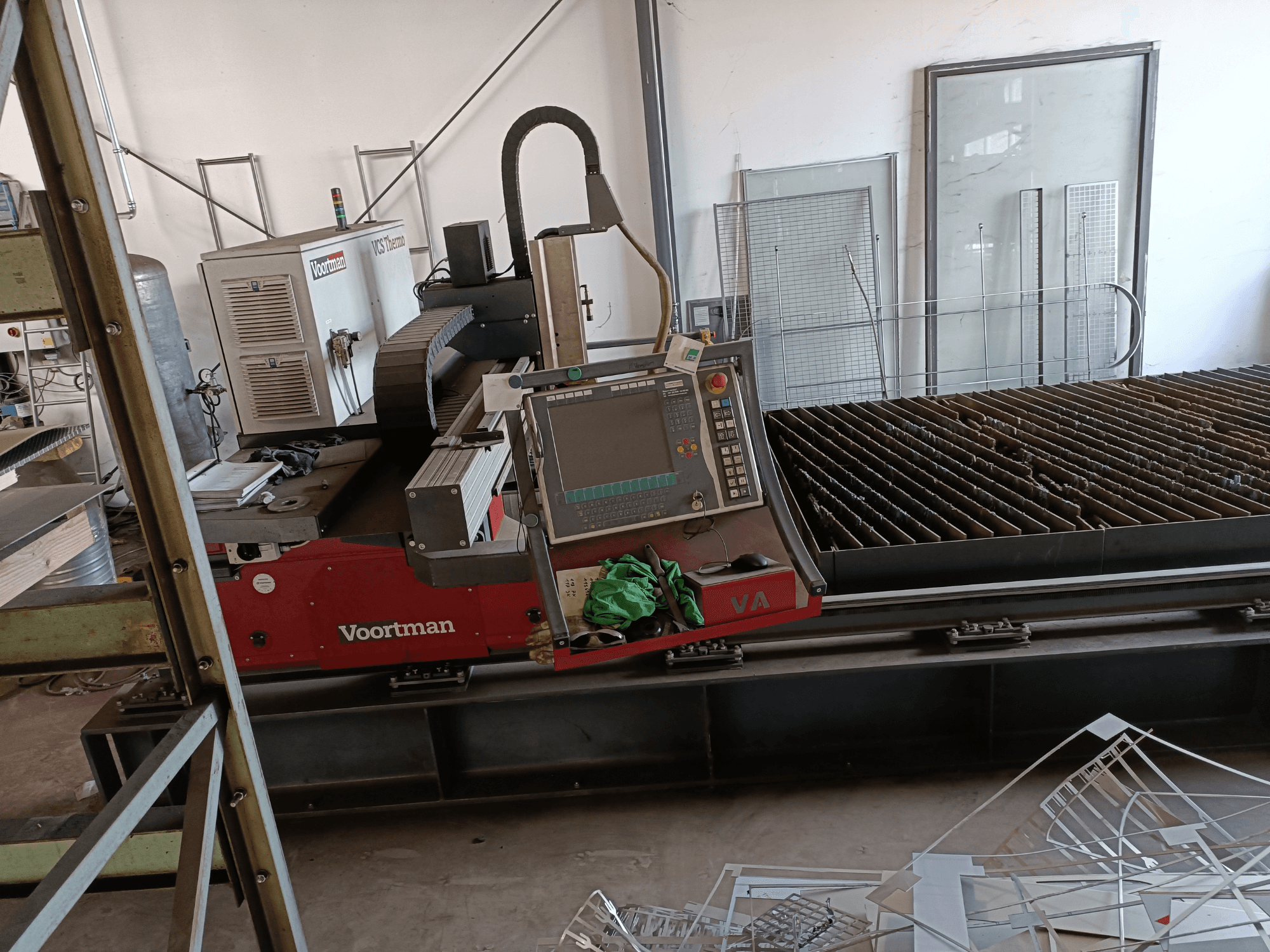 Macchina per il taglio al plasma termico VOORTMAN VCS, vista frontale, con pannello di controllo, piano di taglio e dettagli dell'area di lavoro circostante.