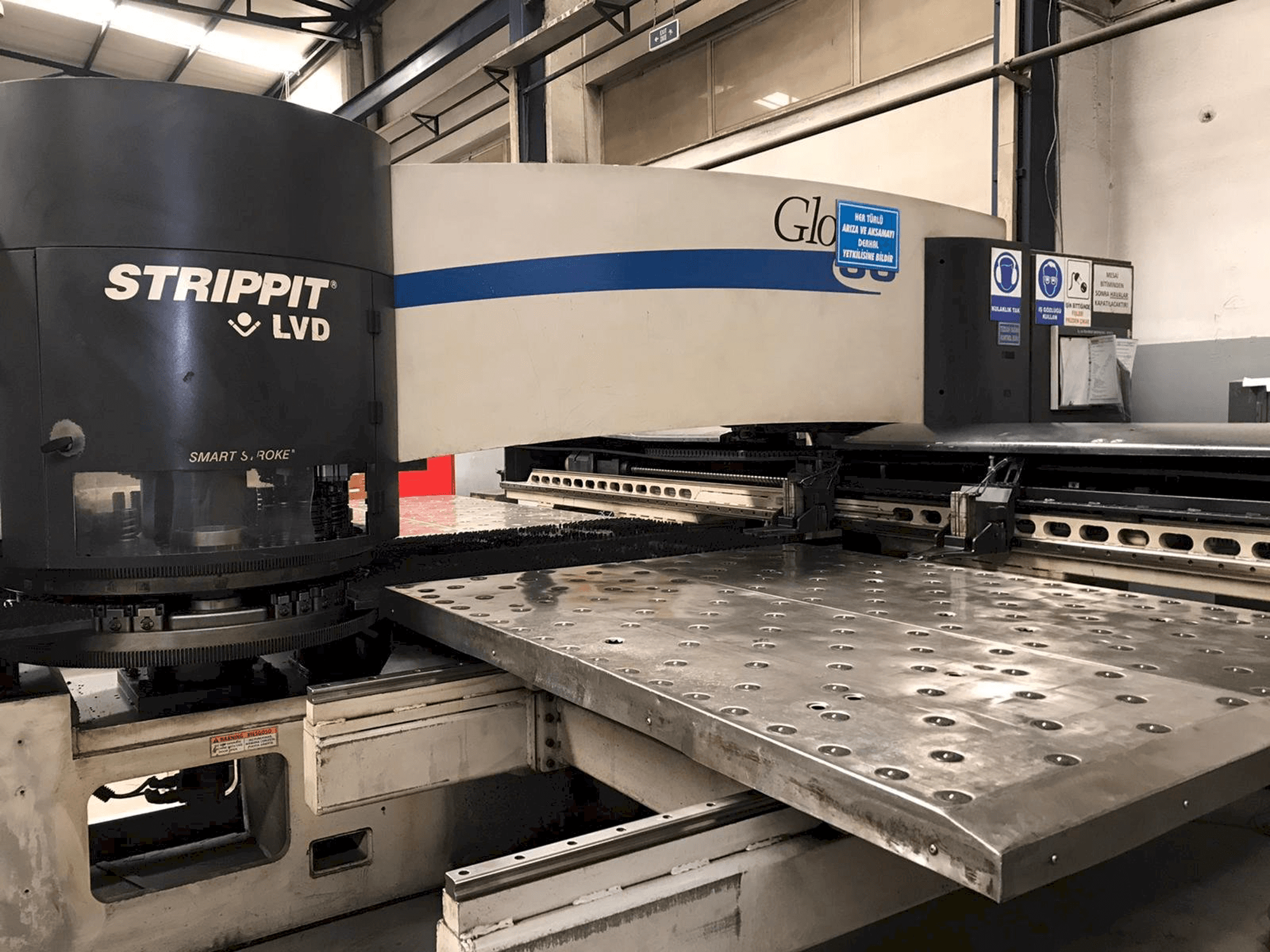 Vista frontale della macchina LVD STRIPPIT Global 30 1525