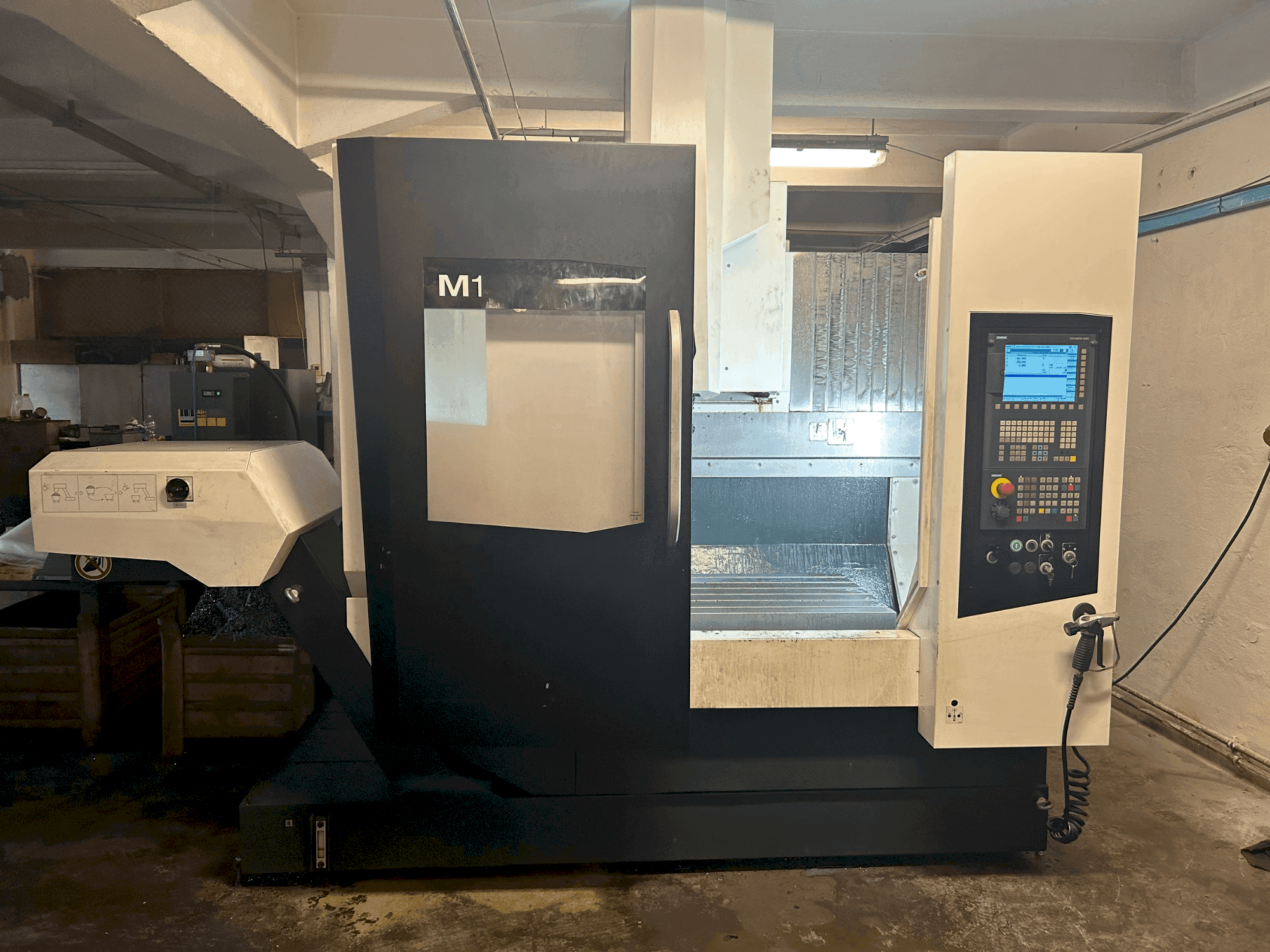 Vista frontale della macchina DMG MORI M1