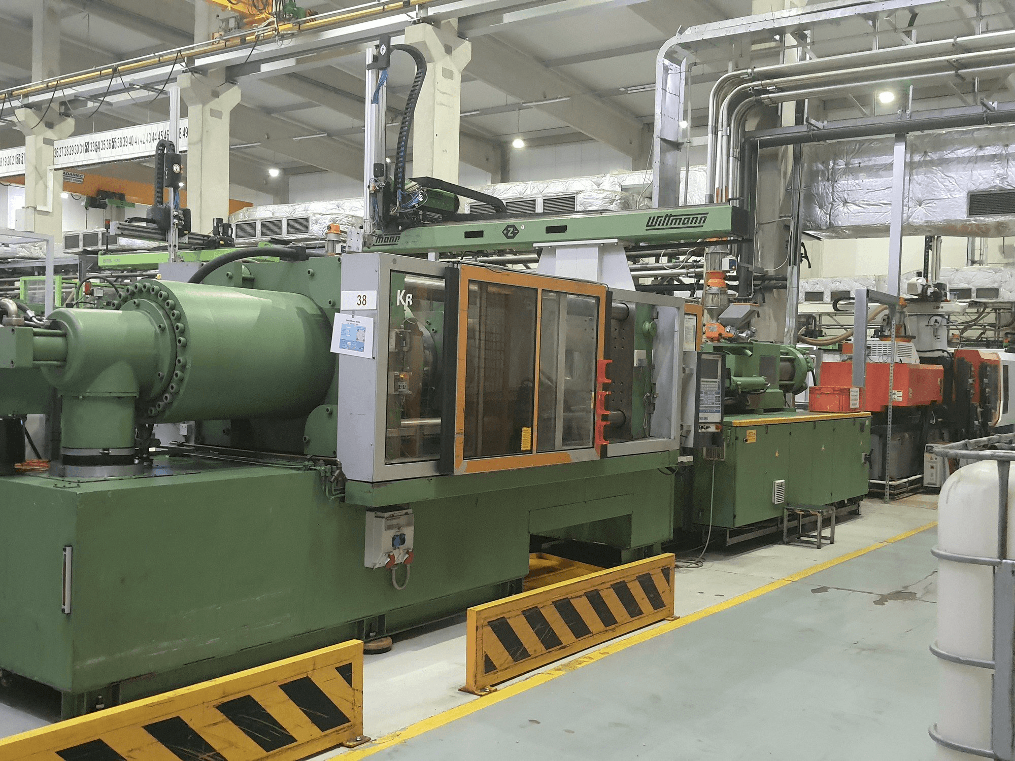 Vista frontale della macchina Krauss Maffei 420-3000