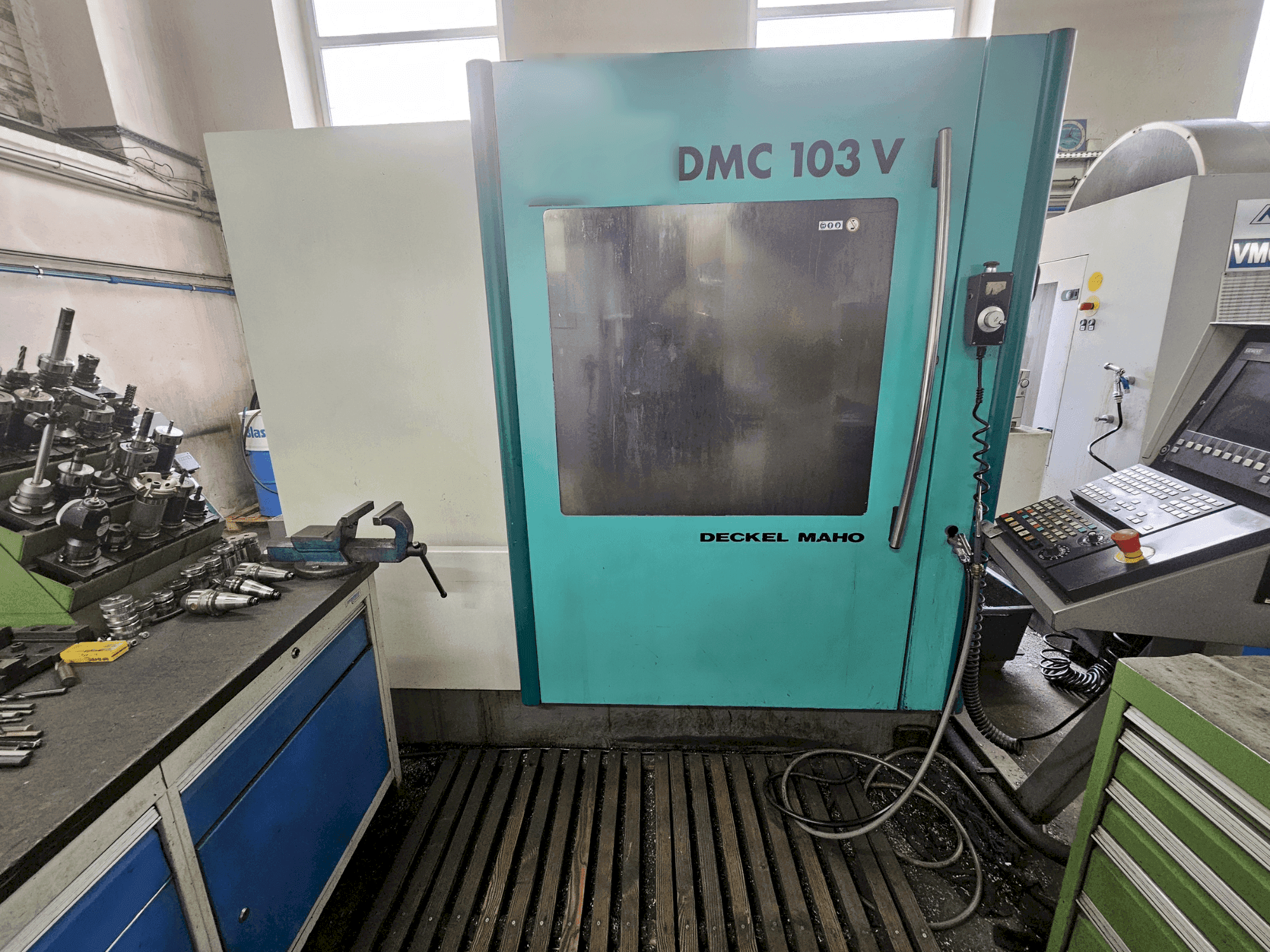 Vista frontale della macchina DECKEL MAHO DMC 103V