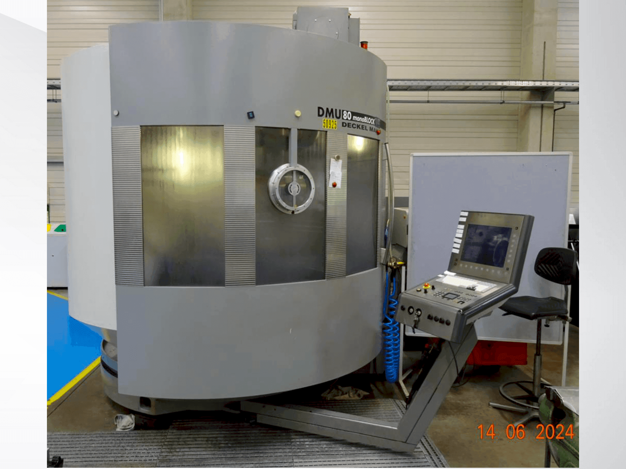 Vista laterale della macchina DMG DMU 80 MonoBlock