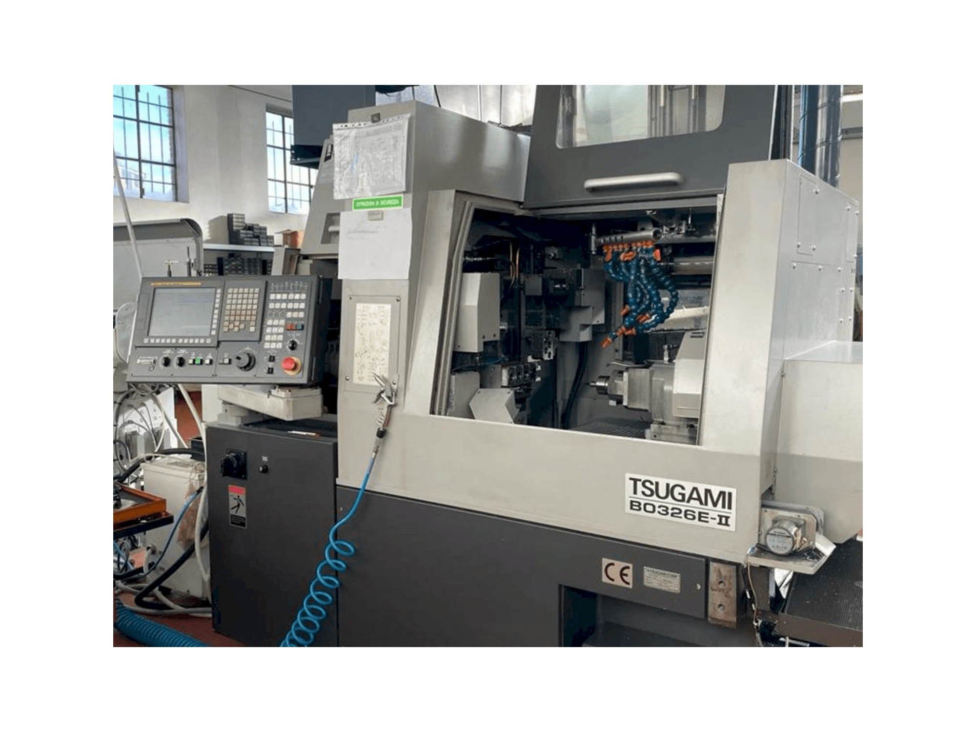 Vista frontale della macchina TSUGAMI B0326E-II