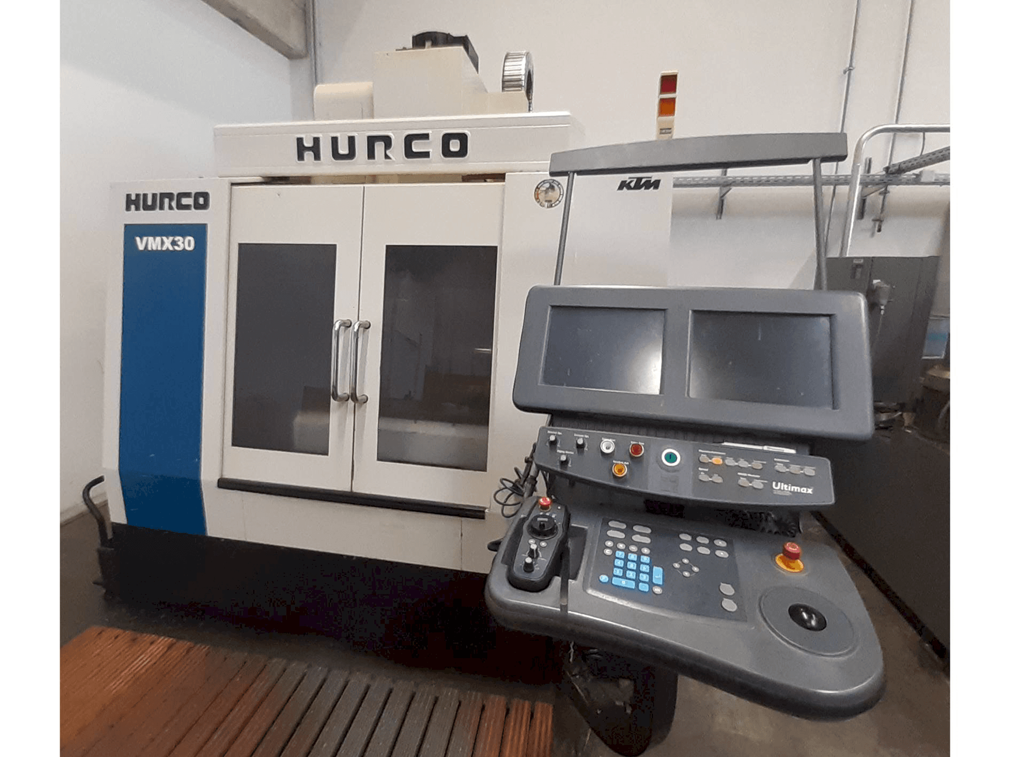 Vista frontale della macchina Hurco VMX 30