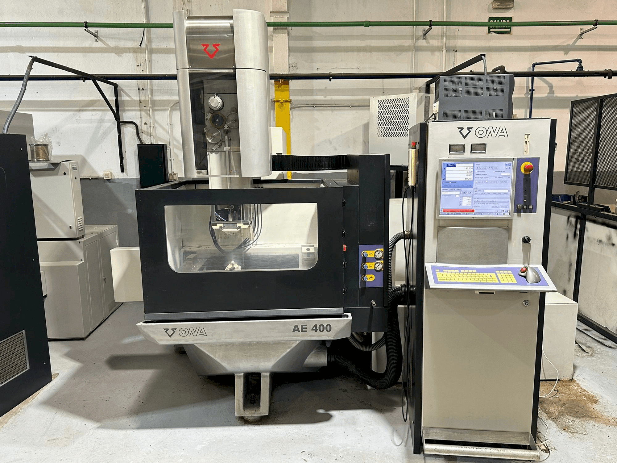 Vista frontale della macchina ONA AE400