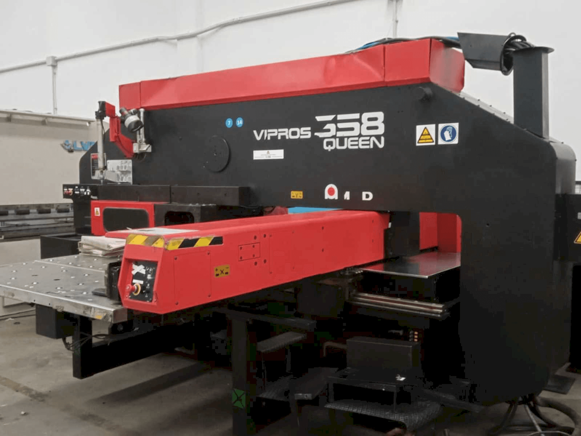 Vista frontale della macchina AMADA Vipros 358 Queen