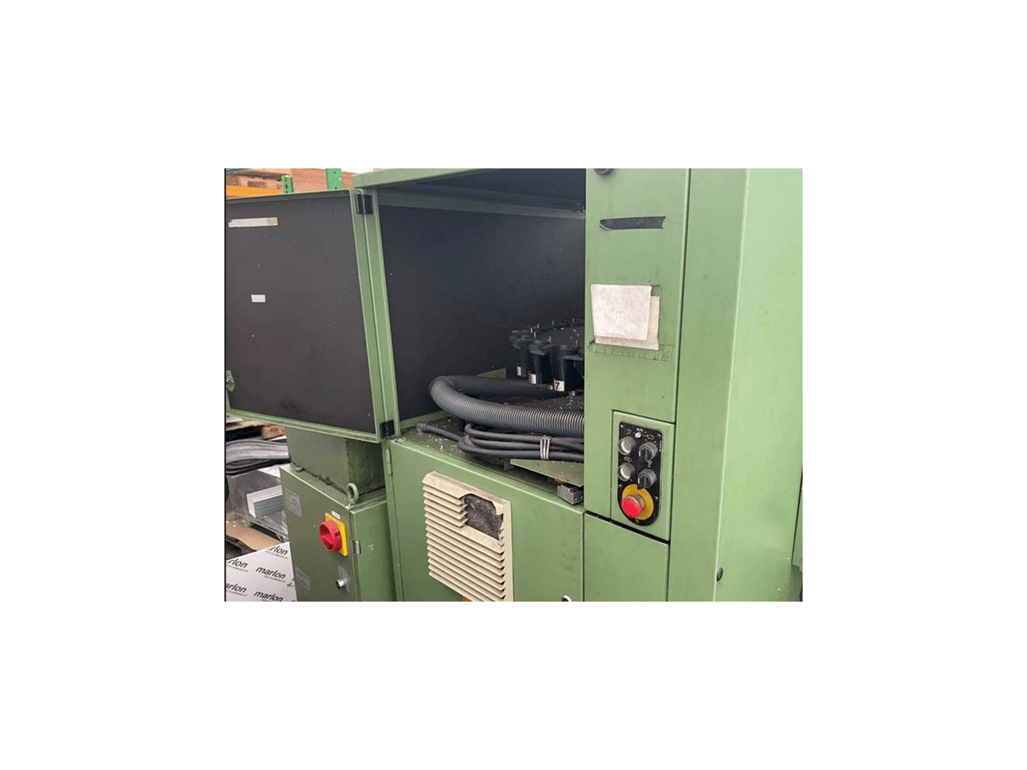 Vista frontale della macchina DECKEL FP4AT