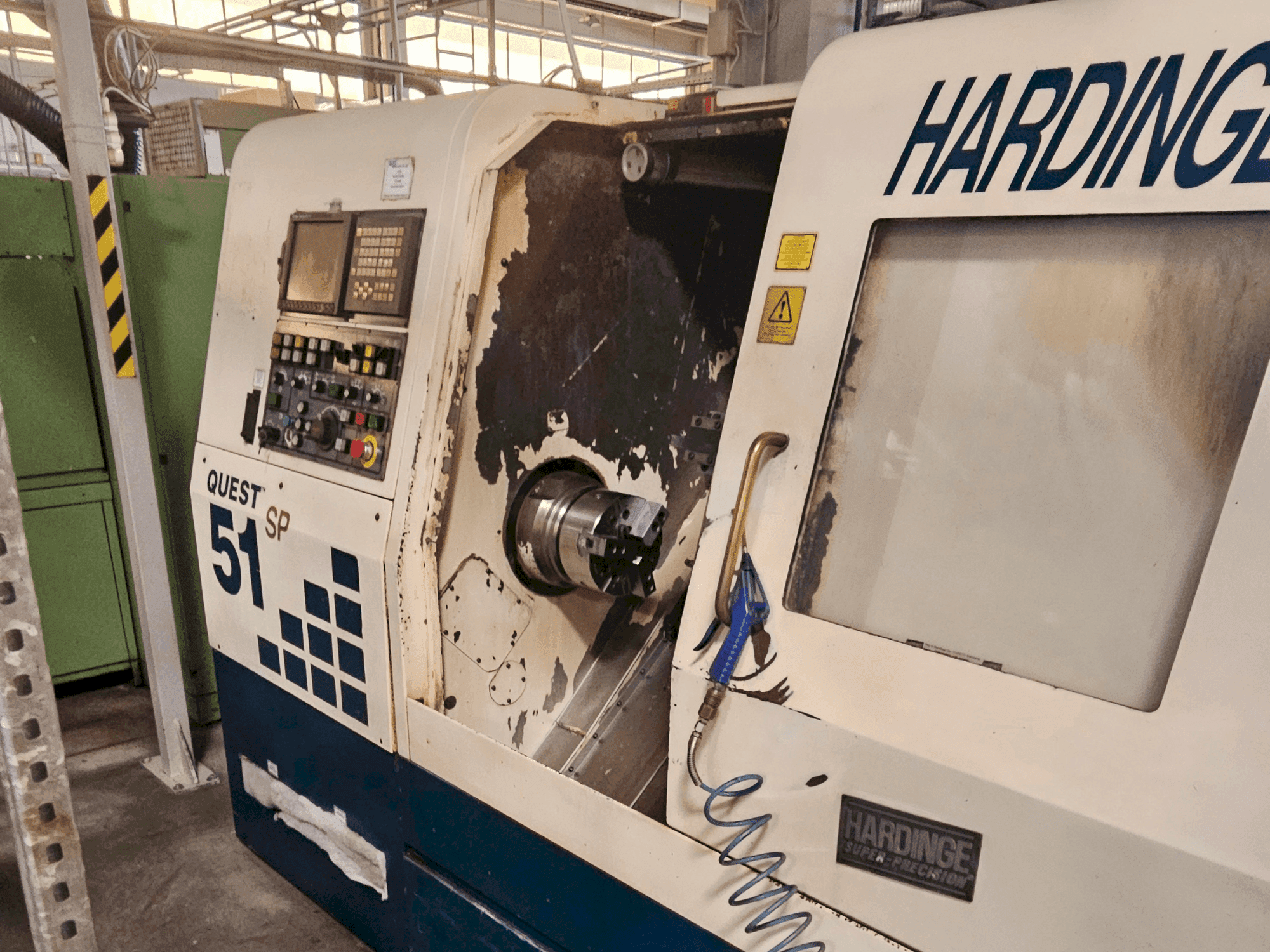 Vista frontale della macchina HARDINGE Quest 51 SP