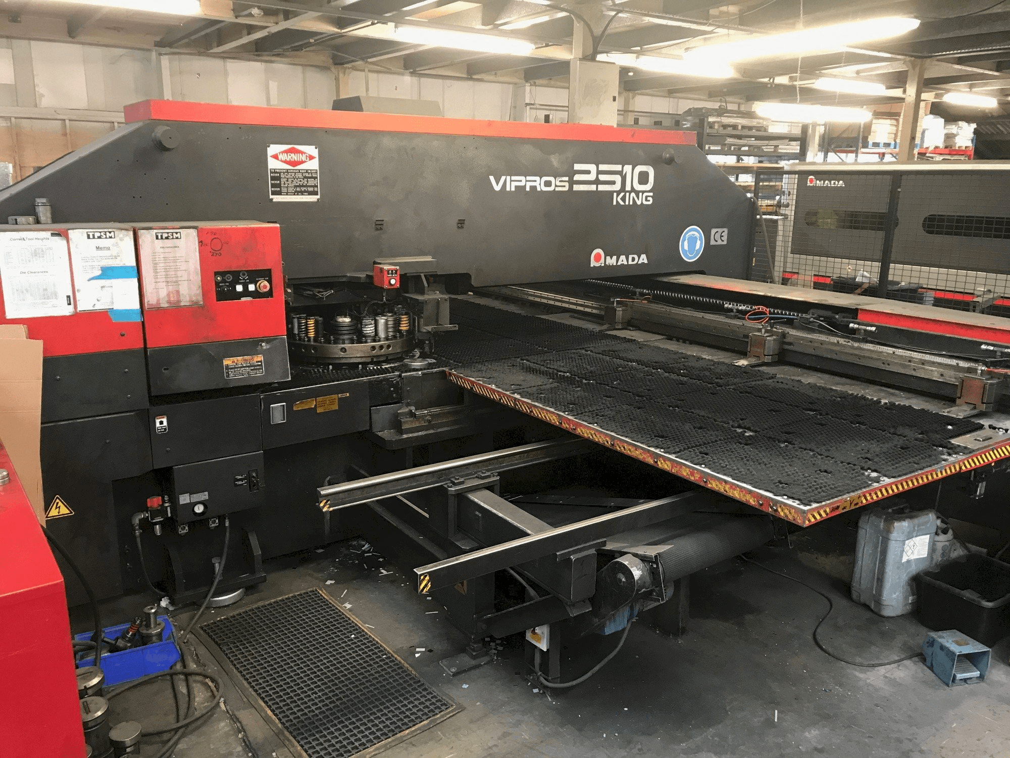 Vista frontale della macchina AMADA VIPROS 2510 KING