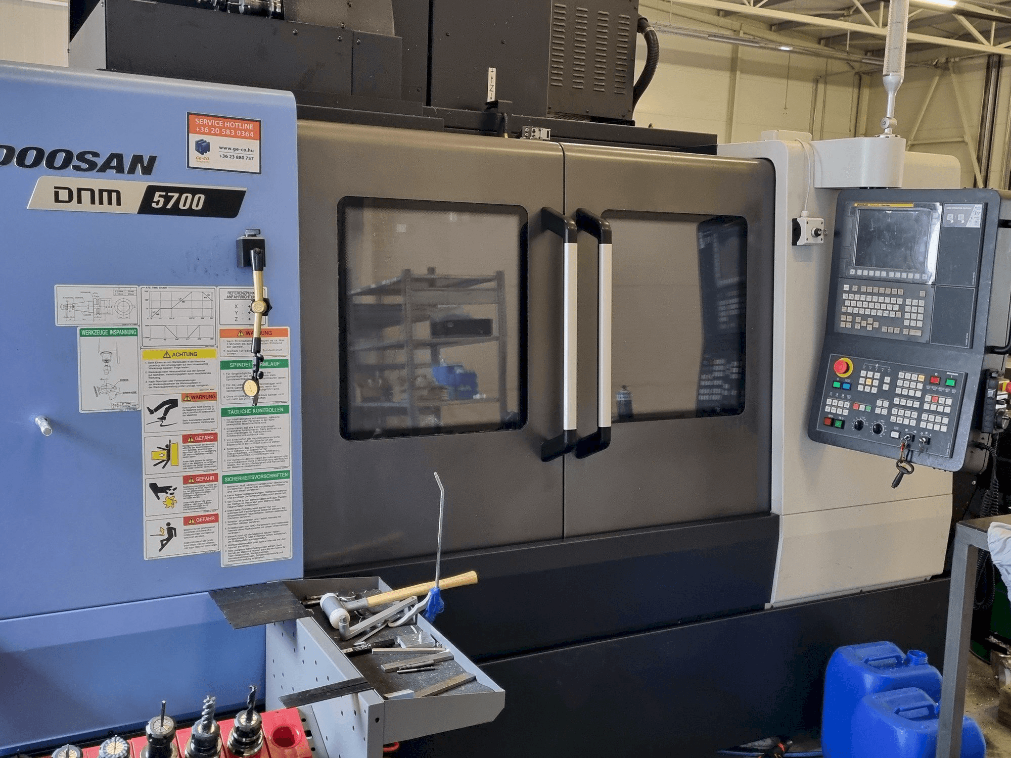 Vista frontale della macchina DOOSAN DNM 5700