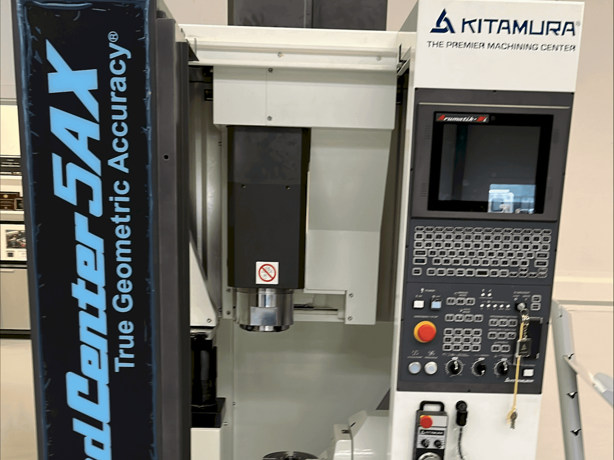 Vista frontale della macchina Kitamura Medcenter 5AX