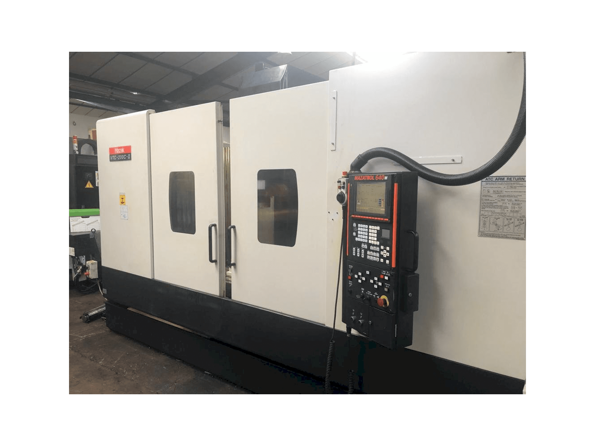 Vista frontale della macchina Mazak VTC-200C-II