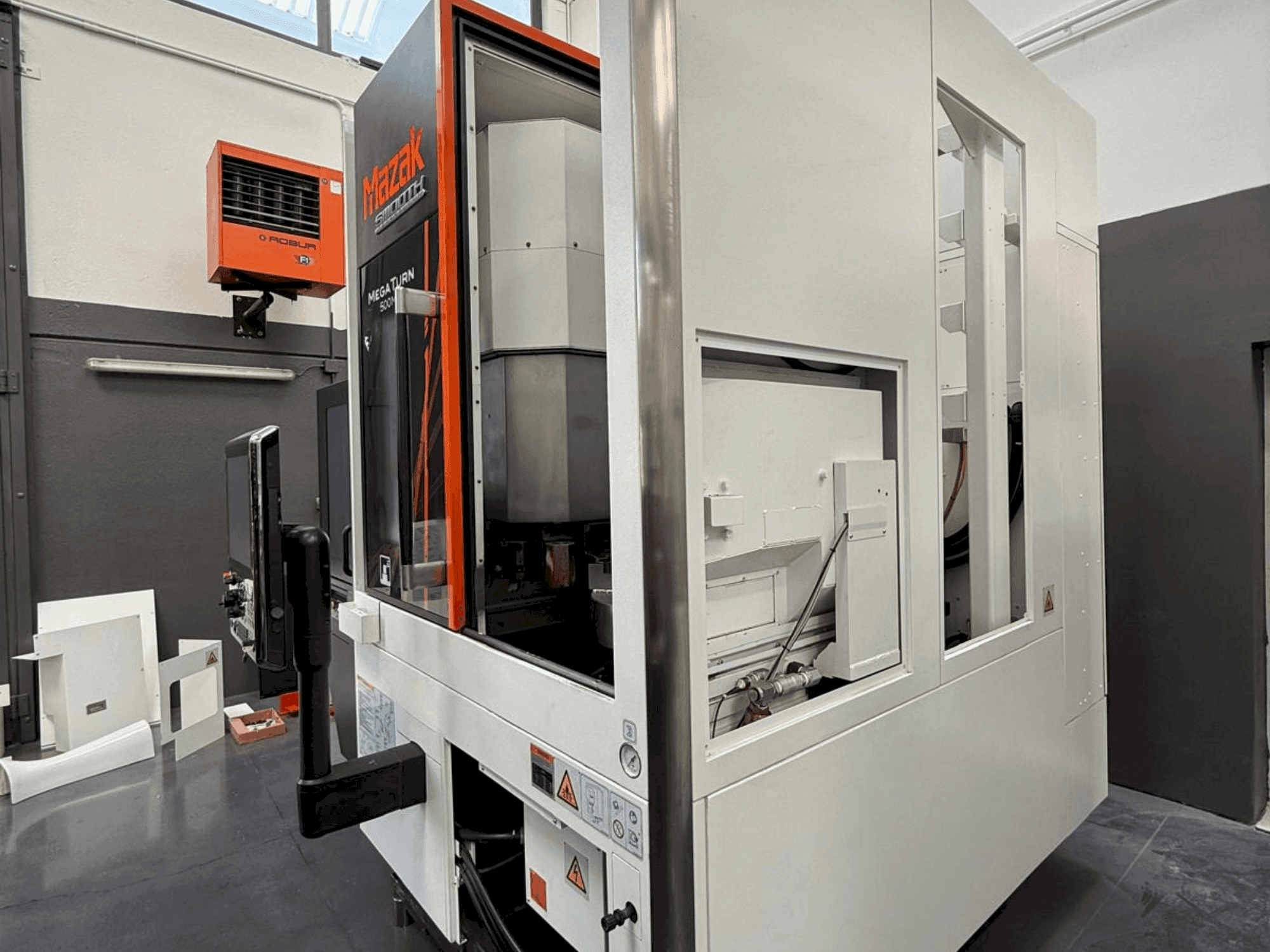 Vista frontale della macchina Mazak Megaturn 500 MS