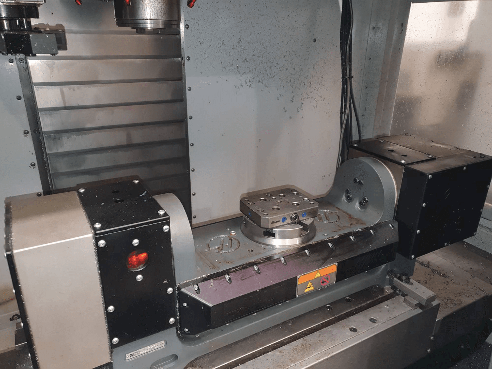 Vista frontale della macchina HAAS TR160