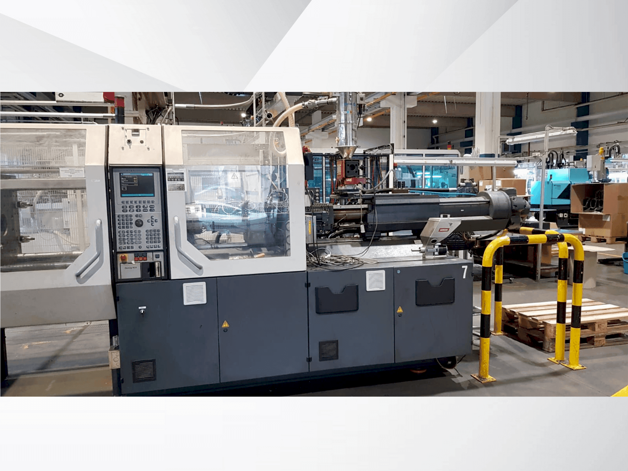 Vista frontale della macchina DEMAG Concept 200/500-840 + W711