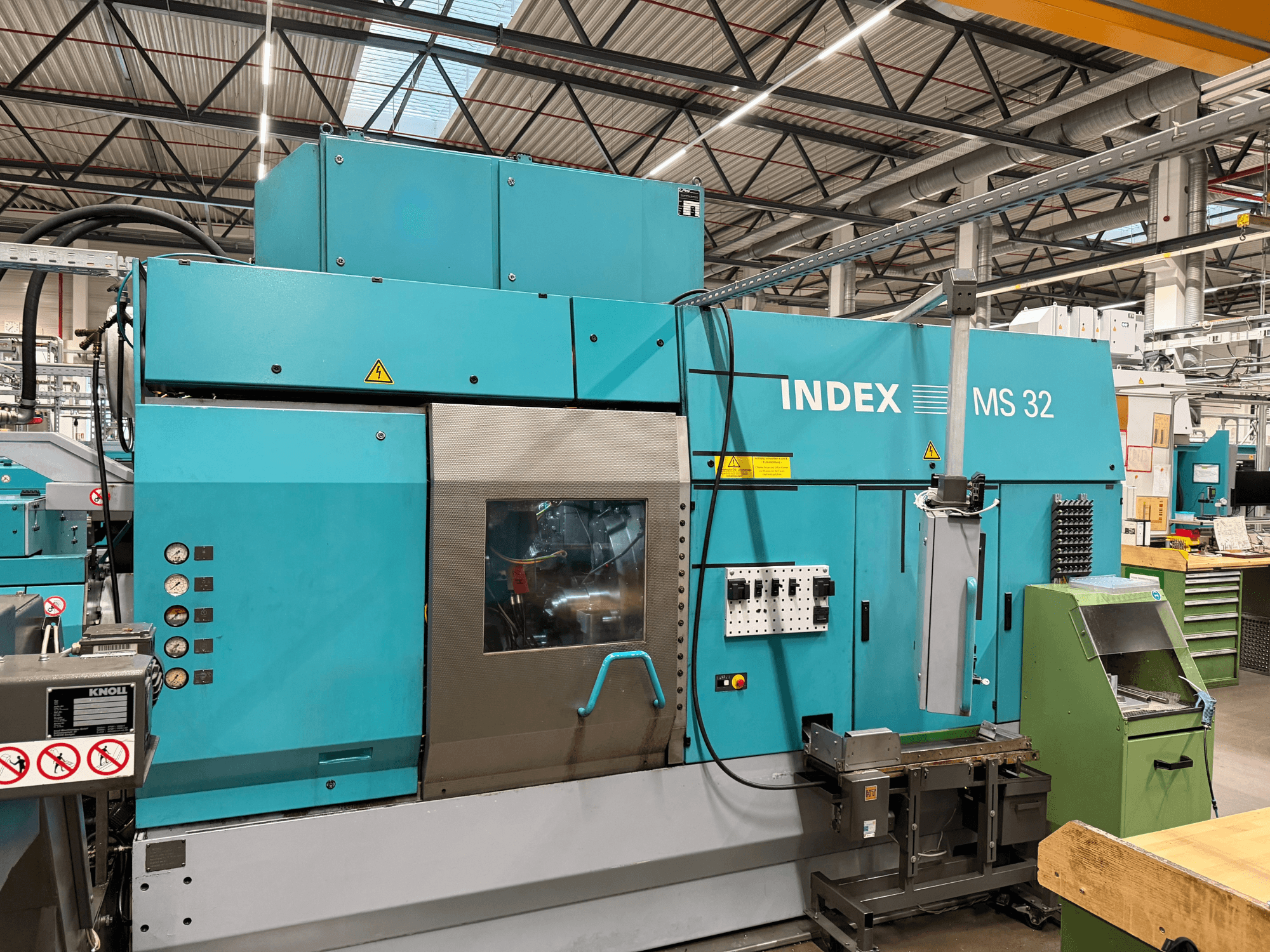 Tornio multimandrino Index MS32-P, vista frontale con pannello di controllo e sistema di lubrificazione. Ideale per lavorazioni di precisione.