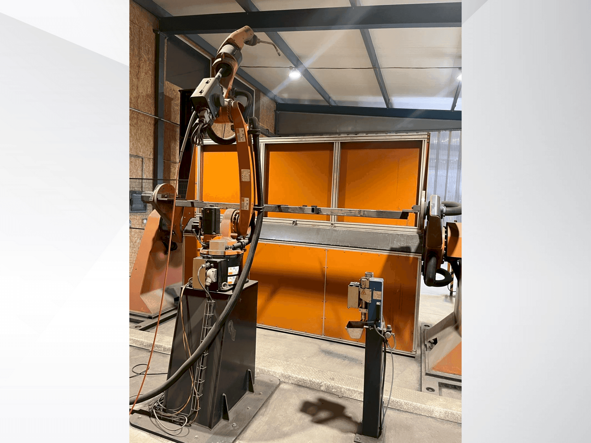 Vista frontale della macchina KUKA KR8 R2100-2 arc HW