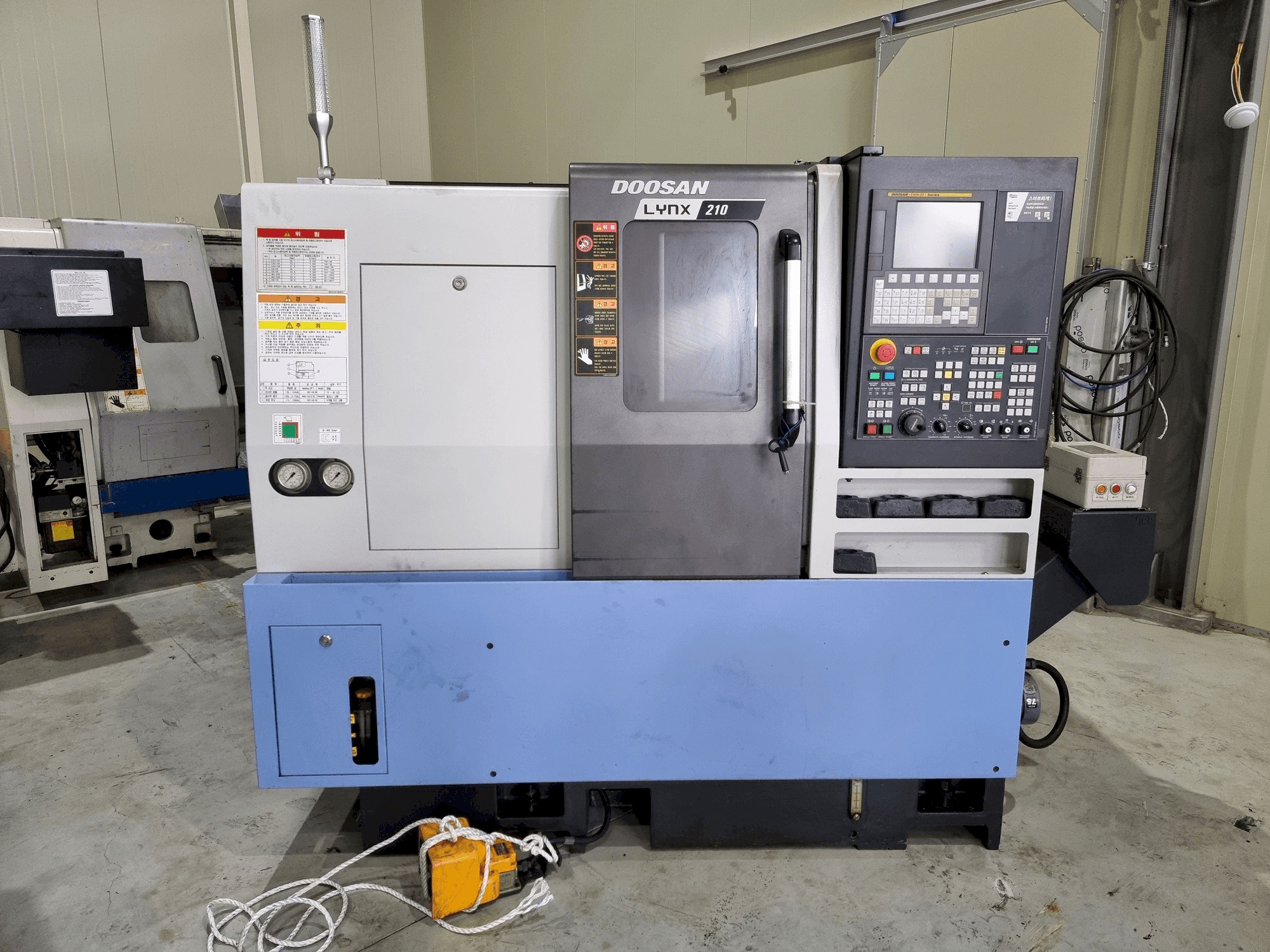 Vista frontale della macchina Doosan LYNX 210