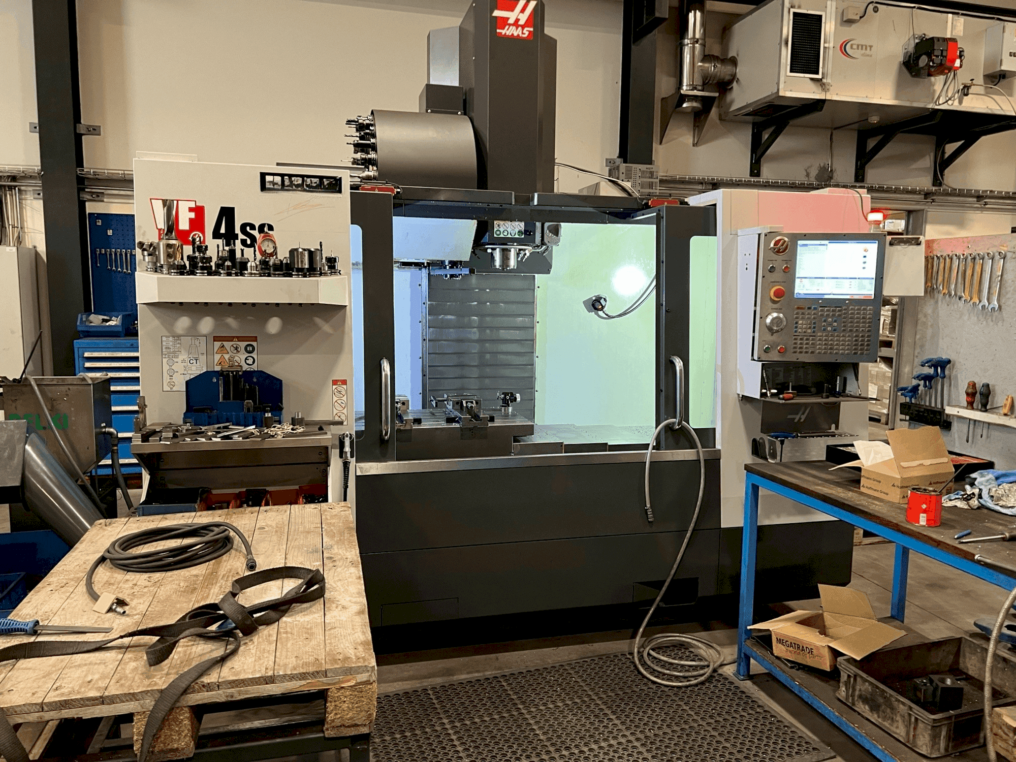 Vista frontale della macchina HAAS VF-4SS