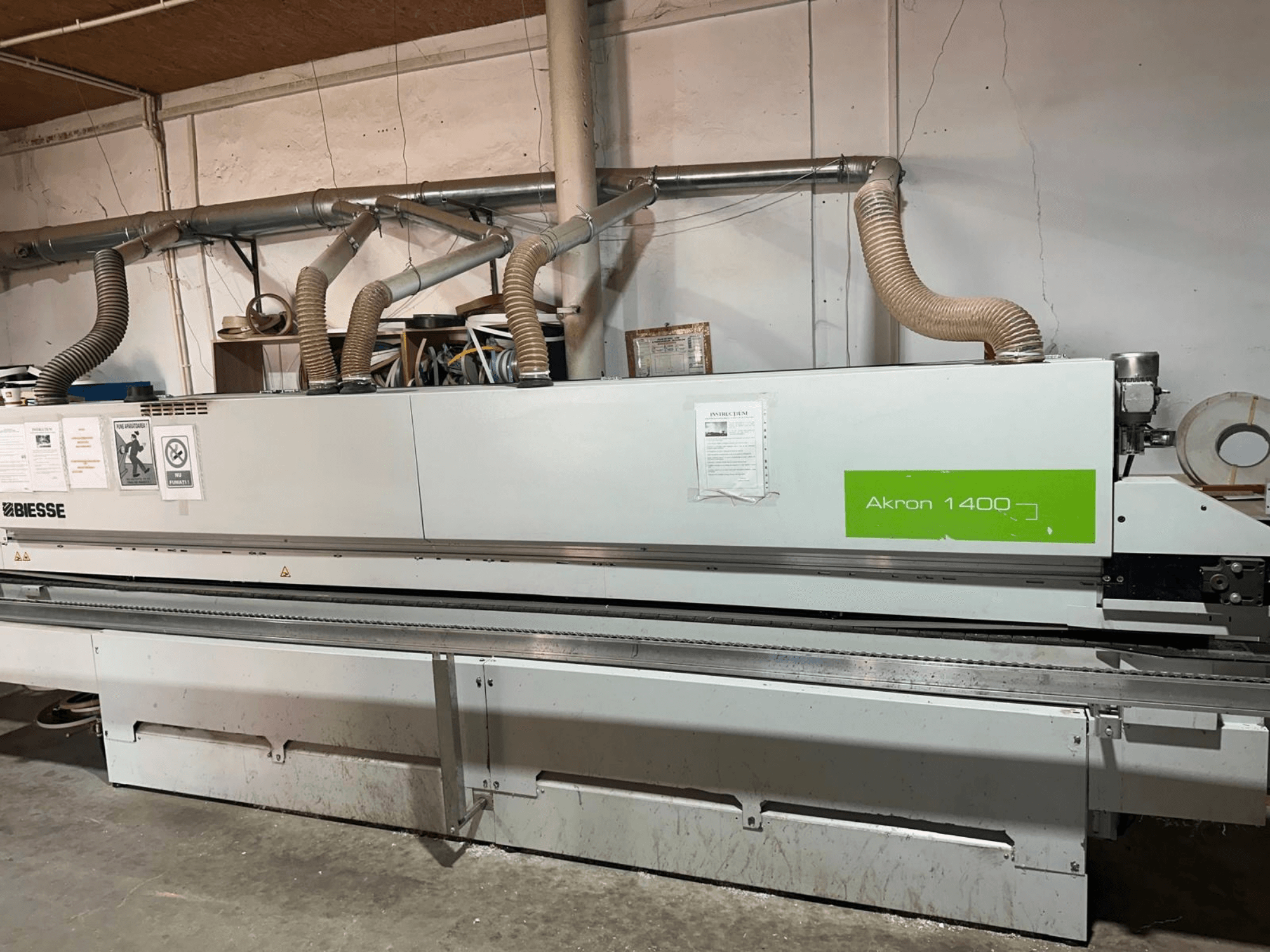 Bordatrice BIESSE Akron 1440 A vista laterale, con canalizzazione, pannello di controllo e adesivi operativi.