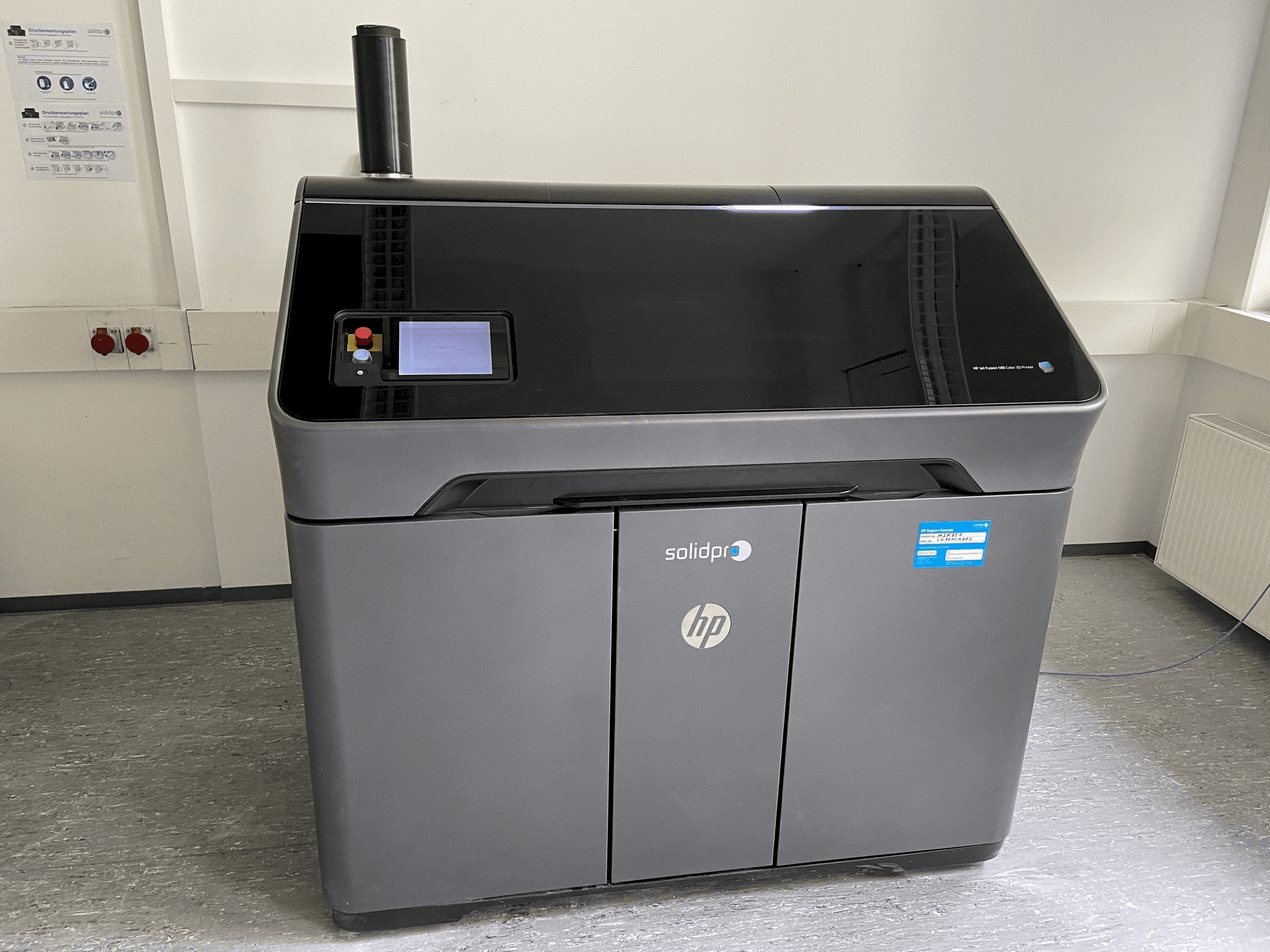 Vista frontale della macchina HP Jet Fusion 580 Color 3D printer