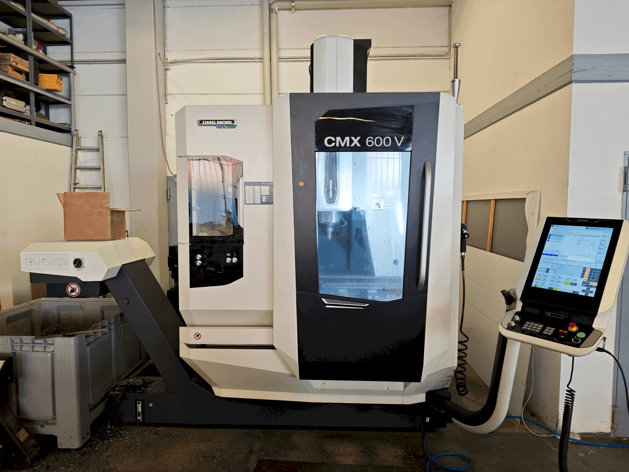 Vista frontale della macchina DMG MORI CMX 600 V