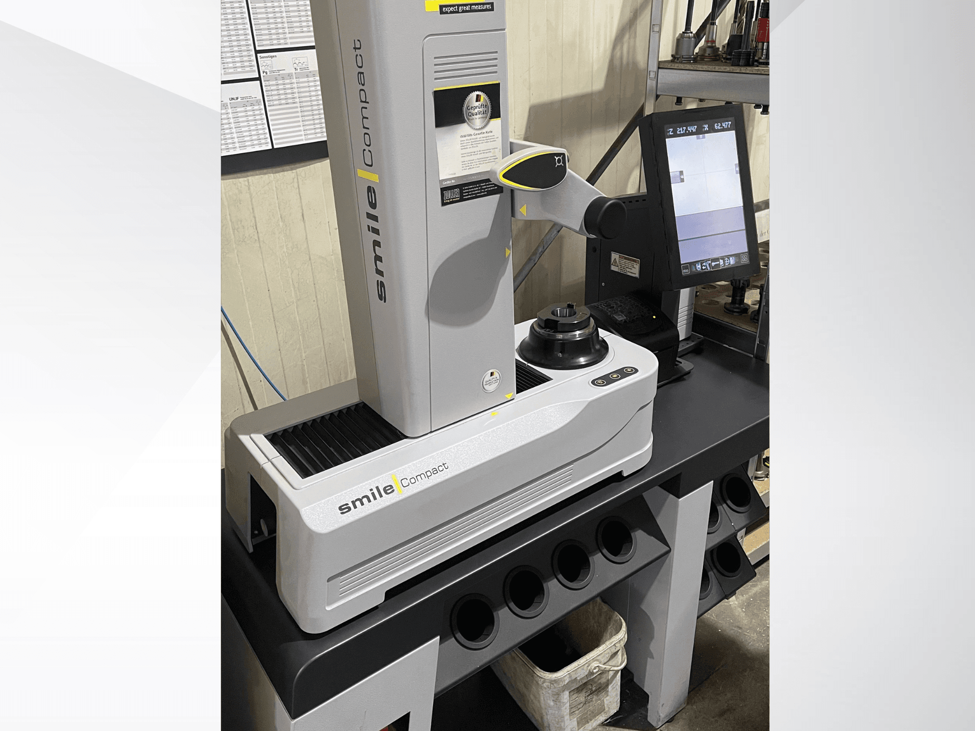 Macchina utensile Zoller smileCompact vista frontale, dotata di display digitale e componenti di misurazione di precisione.