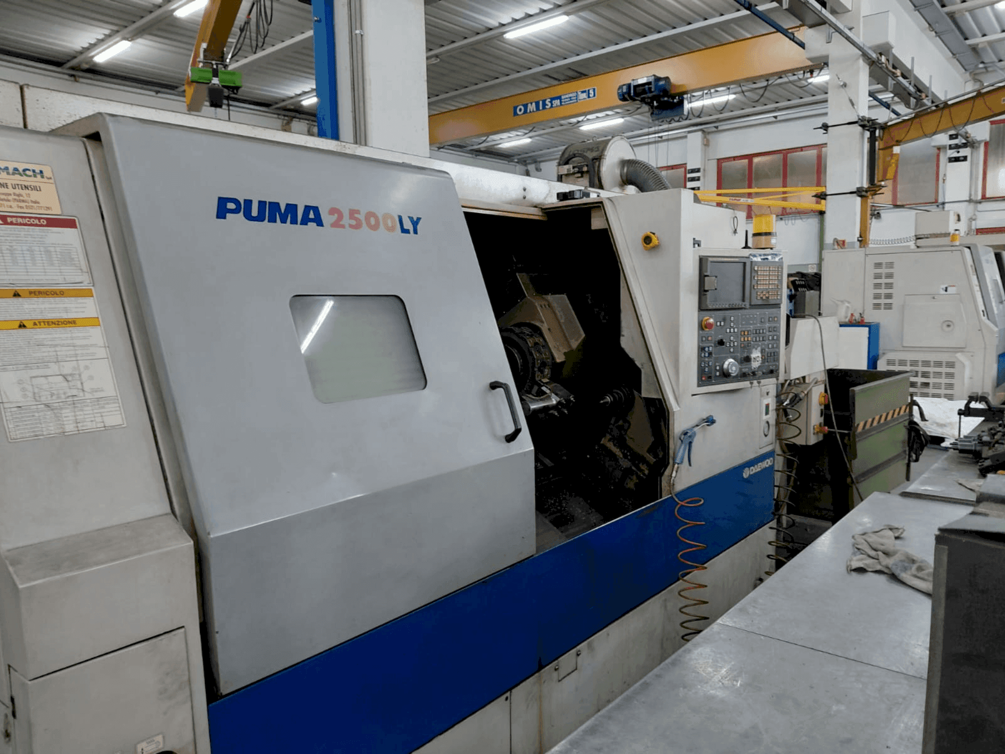 Vista frontale della macchina DOOSAN Puma 2500 LY