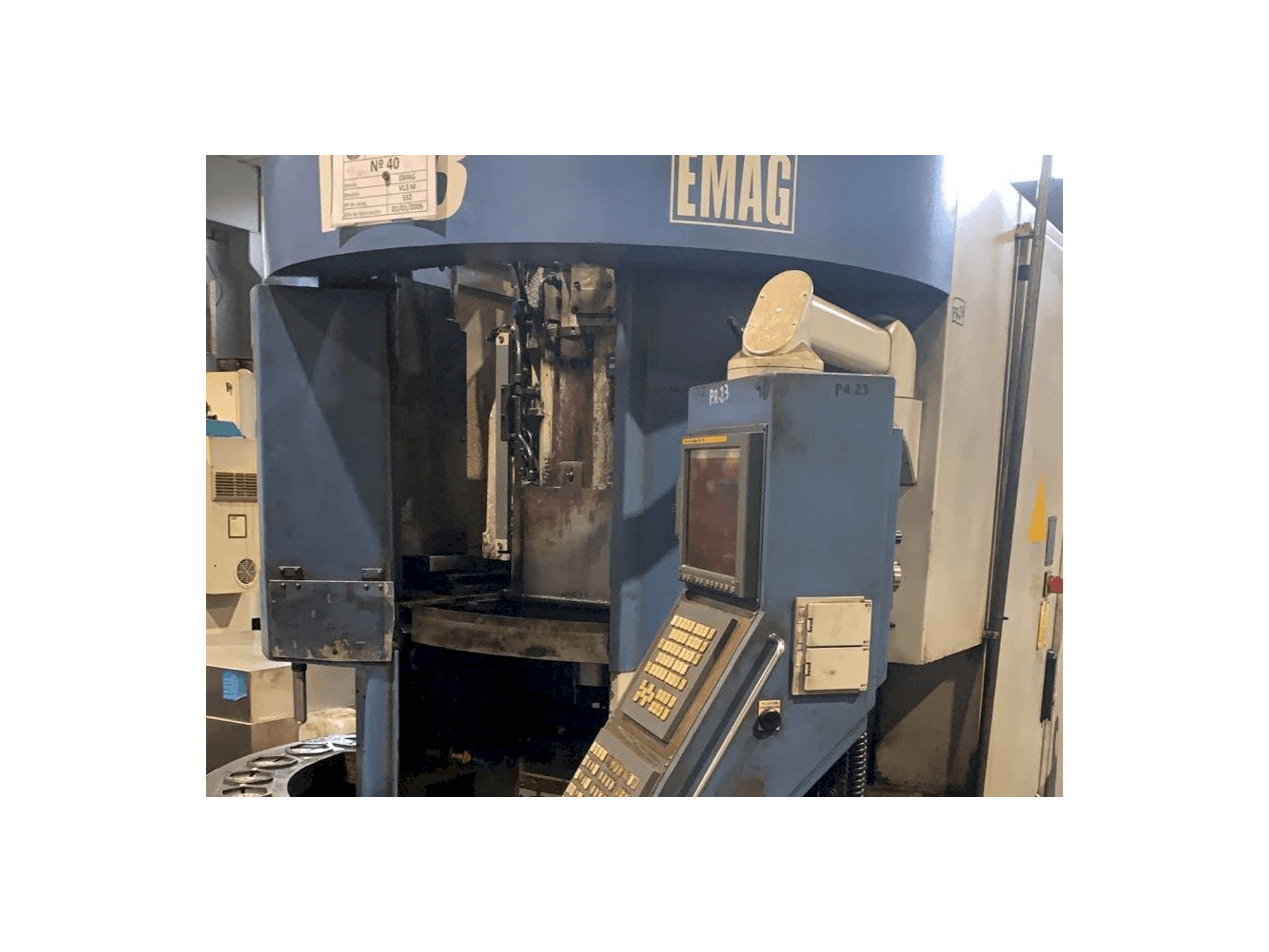 Vista frontale della macchina EMAG VL 3