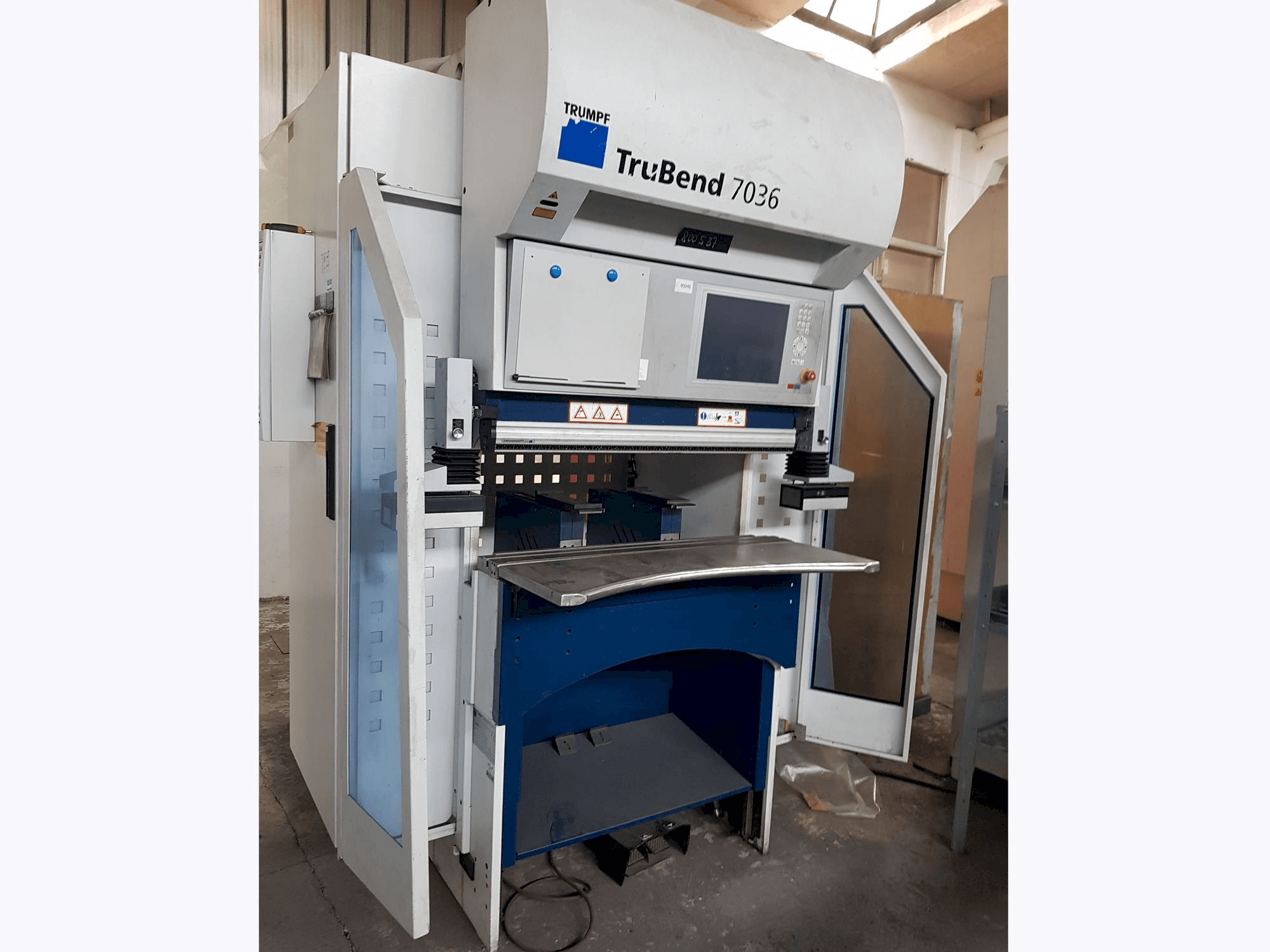 Vista frontale della macchina Trumpf TruBend 7036
