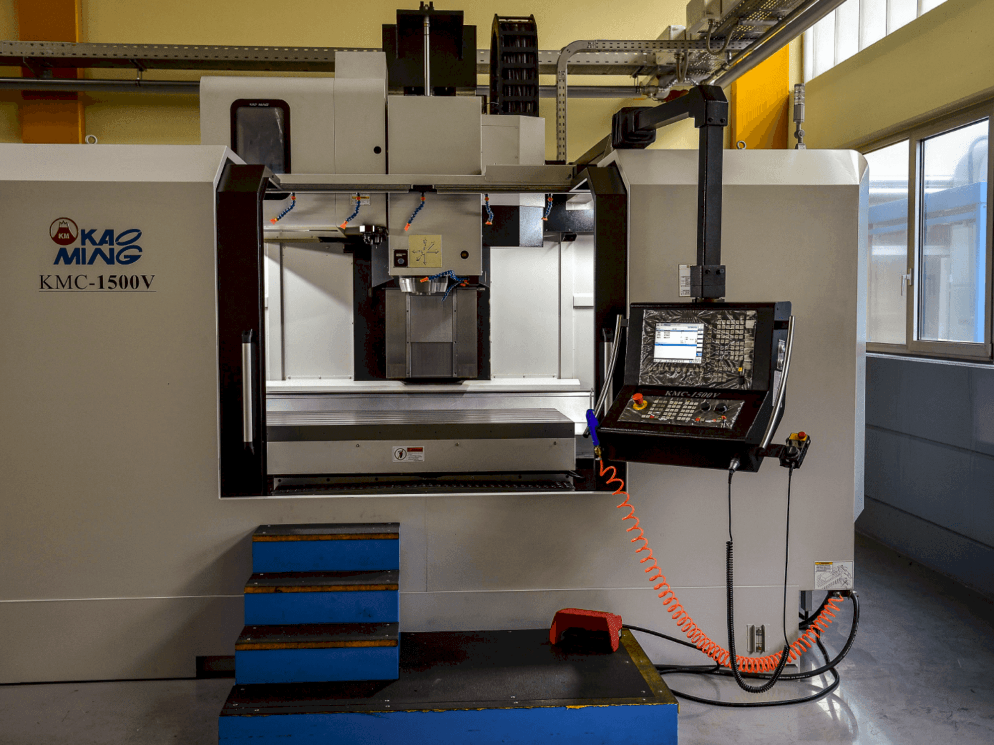 Vista frontale della macchina KAOMING KMC 1500 V