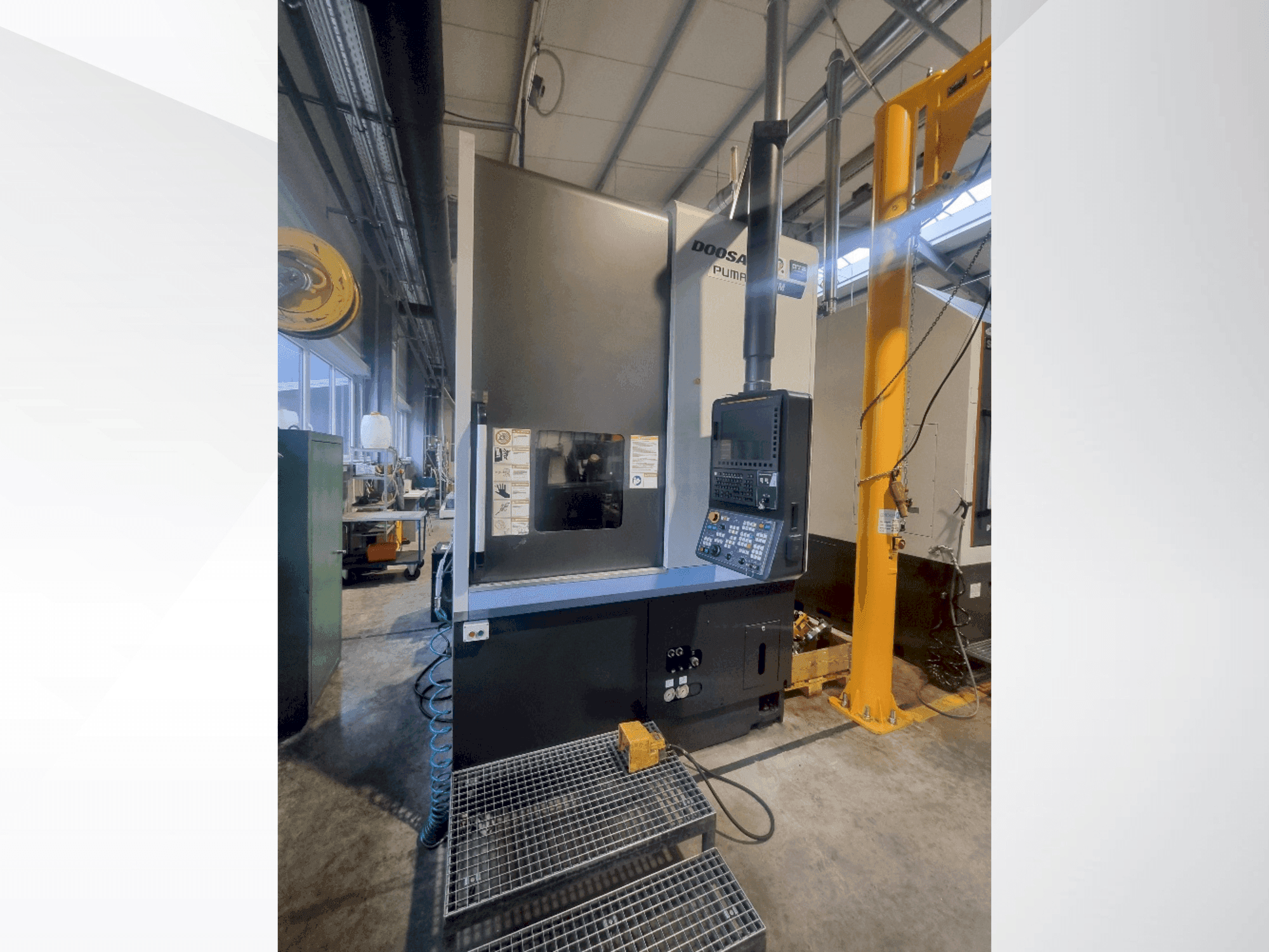 Vista frontale della macchina DOOSAN V8300MR