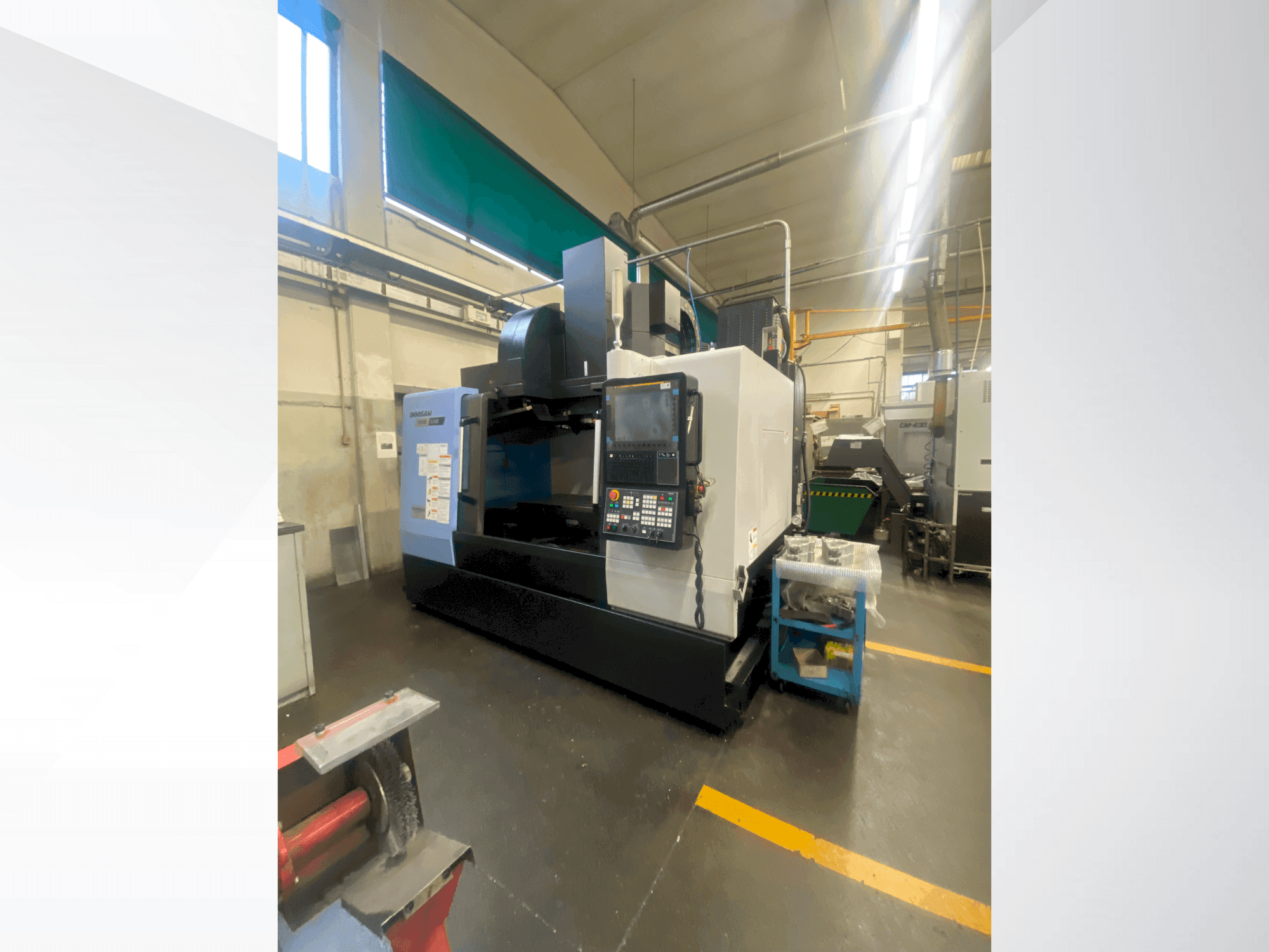 Vista frontale della macchina DOOSAN DNM 5700