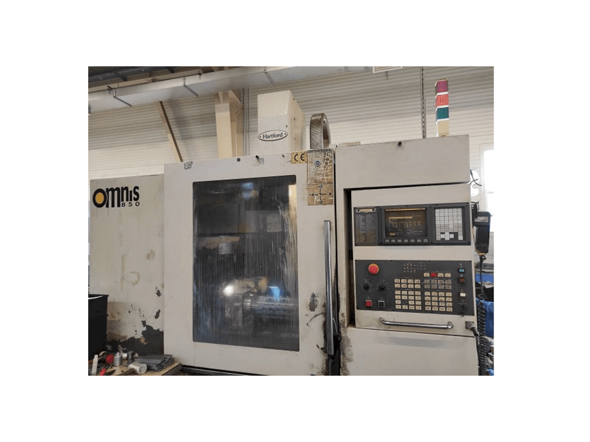 Vista frontale della macchina Hartford Omnis 850