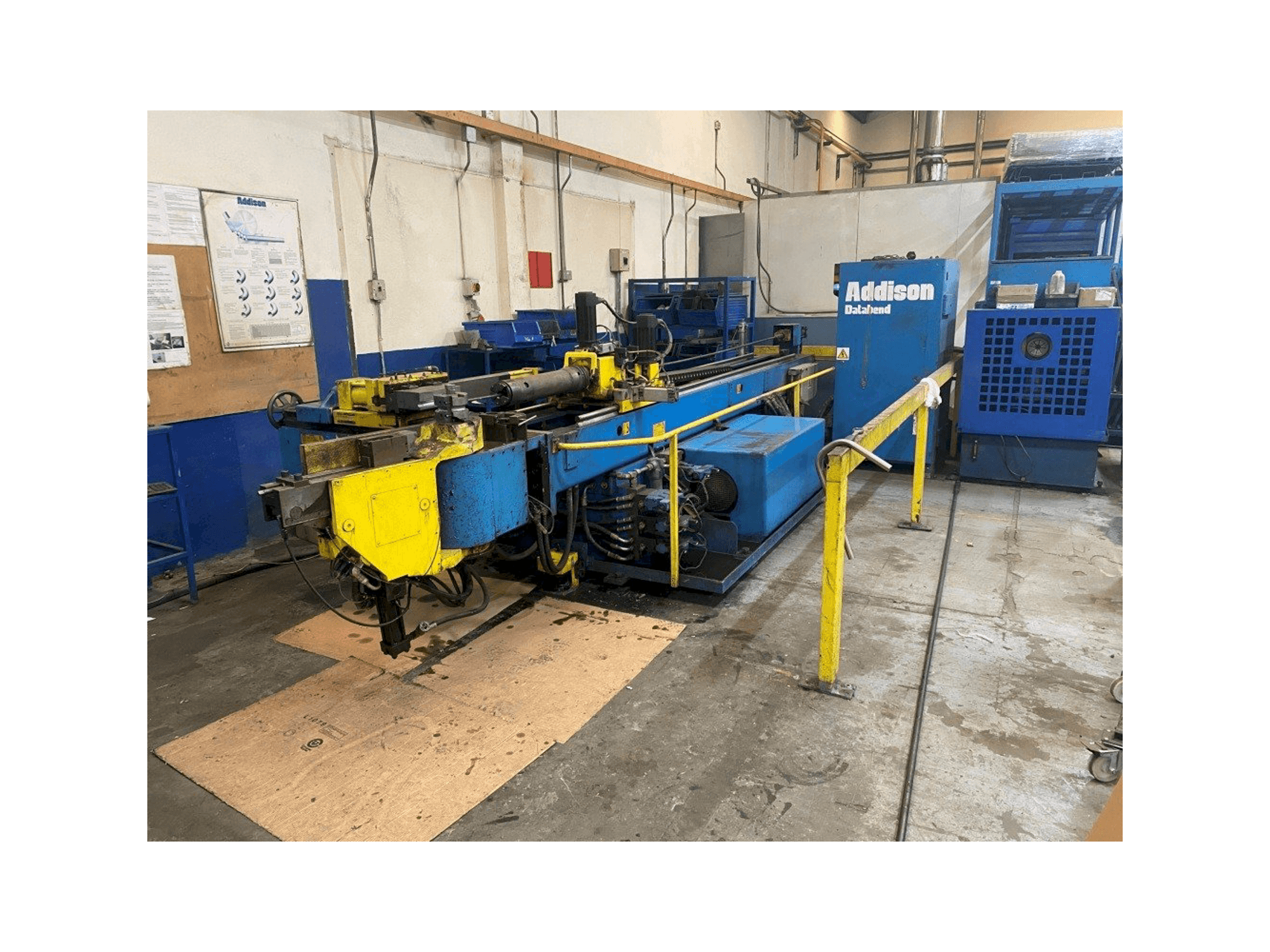 Vista frontale della macchina Addison DB-76 3D CNC