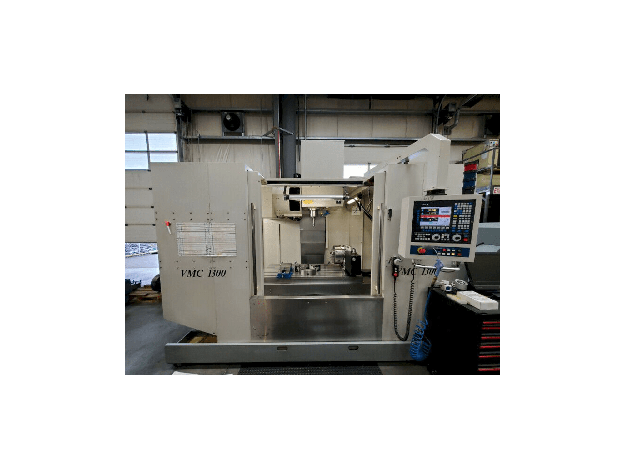 Vista frontale della macchina Modern Microcut VMC 1300