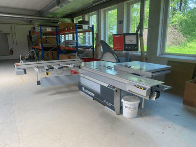Sega ALTENDORF F45, vista frontale, con tavolo scorrevole regolabile, display digitale e pannello di controllo visibili.