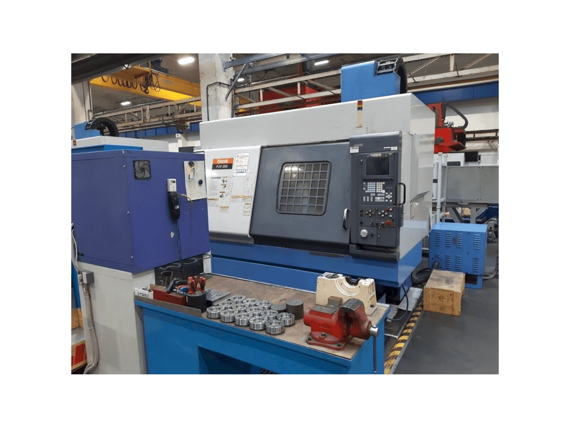 Vista frontale della macchina Mazak FJV 250
