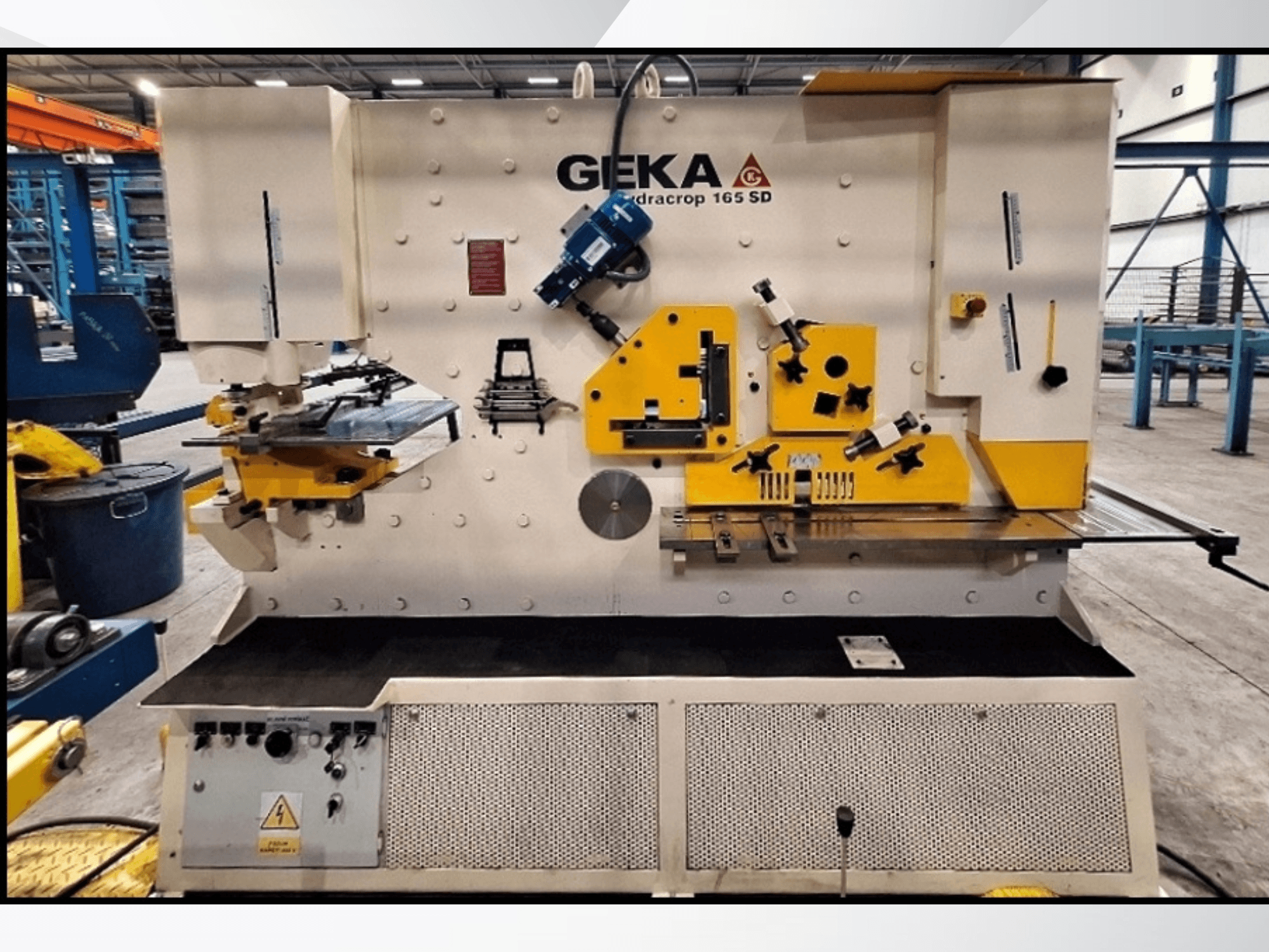 Cesoia CNC GEKA HYDRACROP 165/300 SD vista frontale, con in primo piano i comandi e le caratteristiche di taglio.