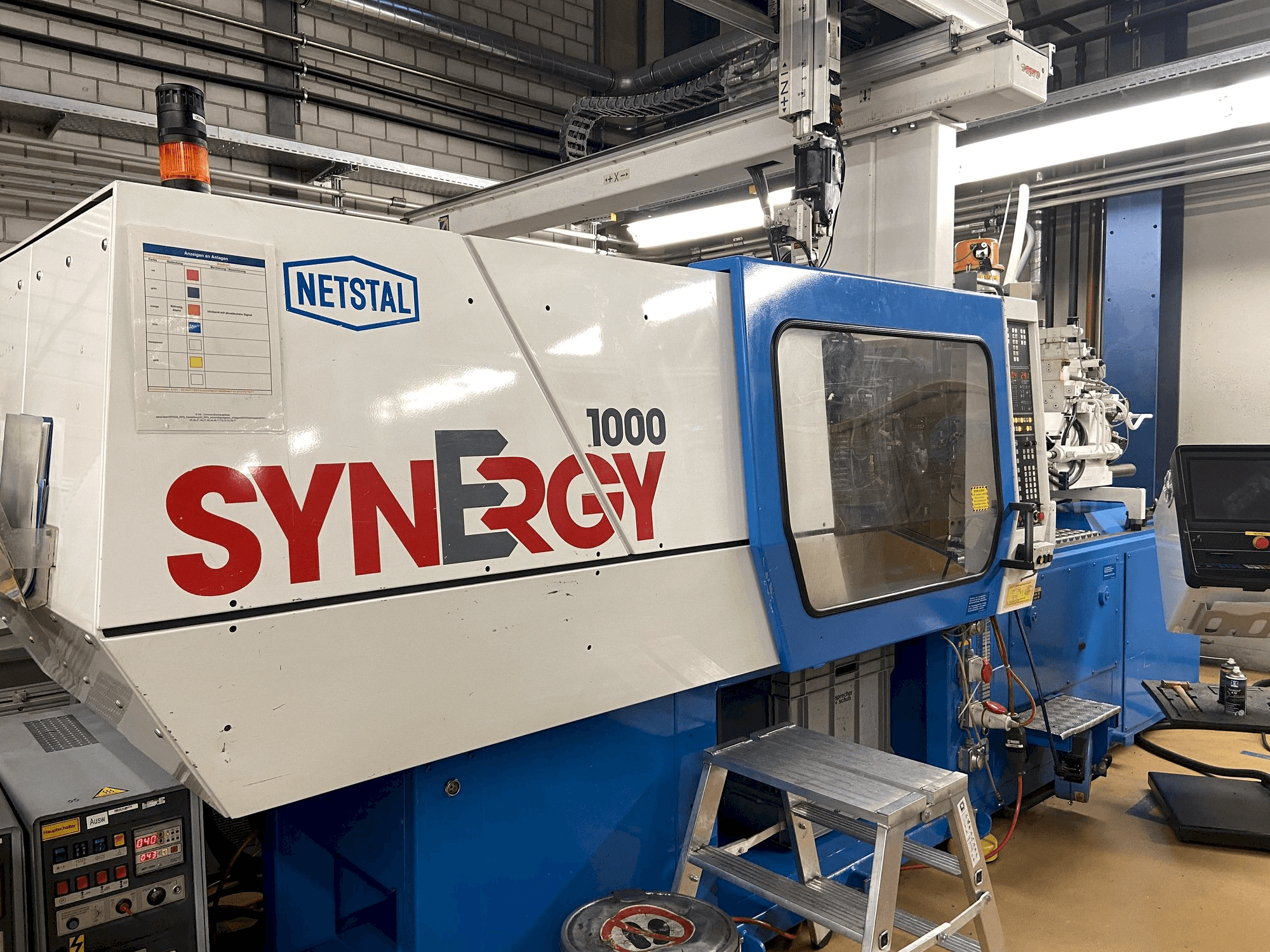 Vista frontale della macchina Netstal Synergy 1000-230
